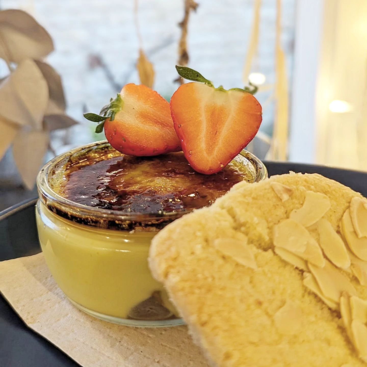 Gloriously creamy British rhubarb and strawberry (yes, British strawbs!) cr&egrave;me brul&eacute;e. With a hint of coconut and a crunchy almond shortbread. Today, for one day only!!!! 💕

#shopstamford #vegandessert #vegancremebrulee #stamfordgreenq