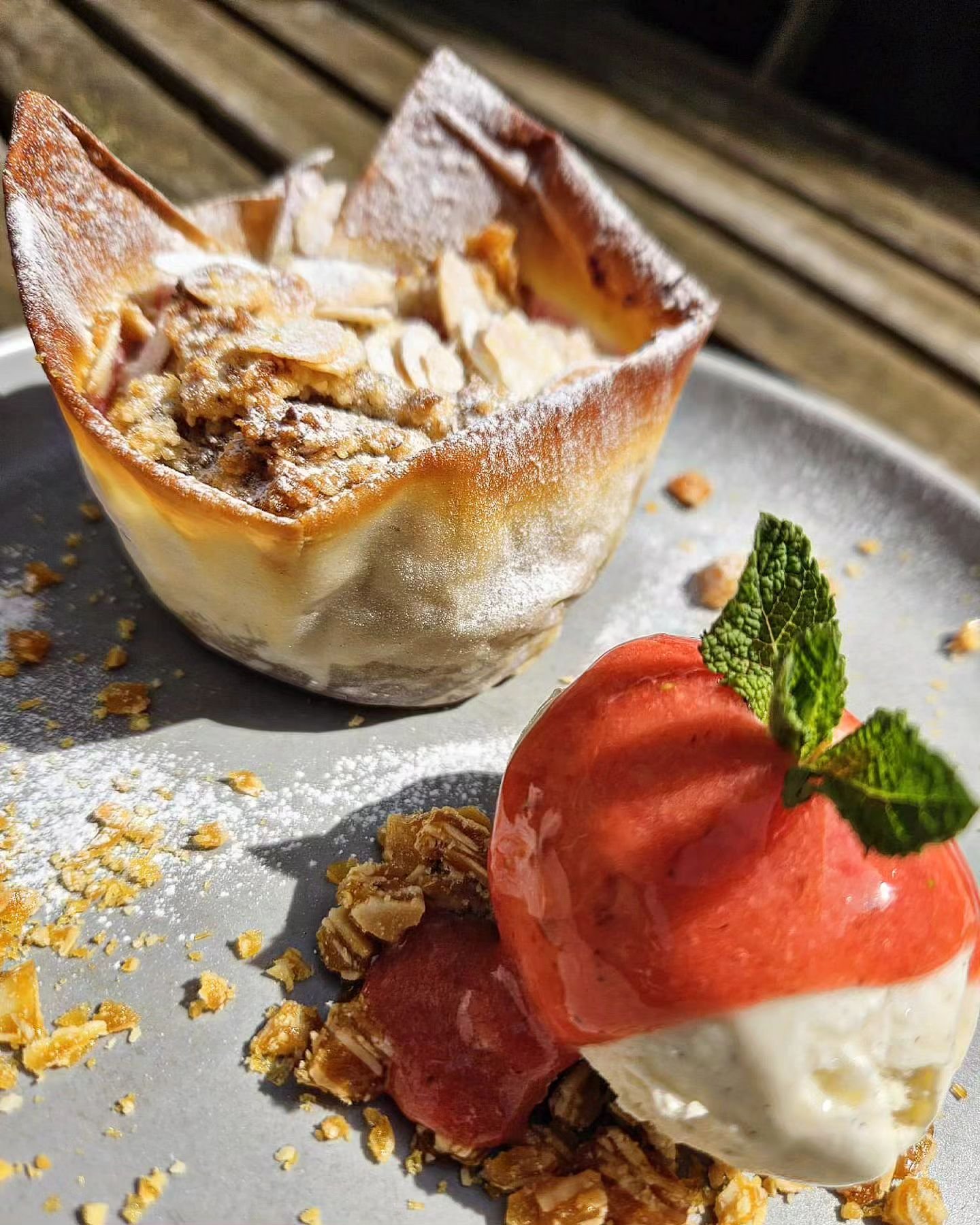Tomorrow night's dessert is an absolute early summer dream... British raspberry Bakewell tart with salted almond brittle, raspberry and strawberry coulis and creamy vanilla ice-cream 💕💕💕

Dare we say that it could even be the first Al fresco bistr