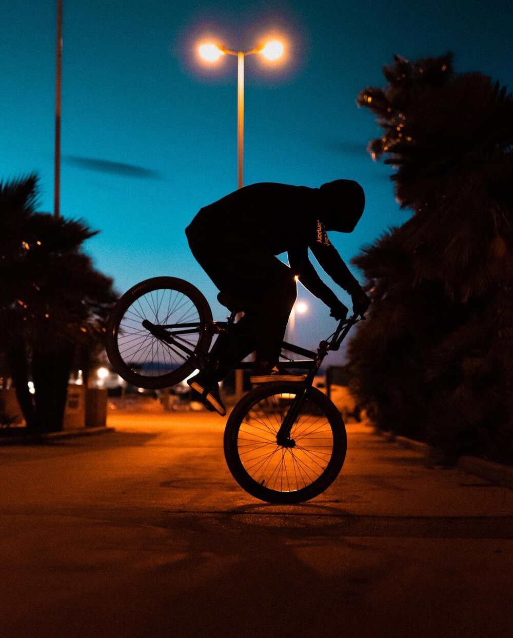 How cool those shots are ? Improvised pics took my talented gf. I&rsquo;m just doing basic tricks but i look like a pro 😎
-
Still dedicating 1h/1h30 to bmx rides during the week, while continuing resistance/weighted training. This is a good way to h