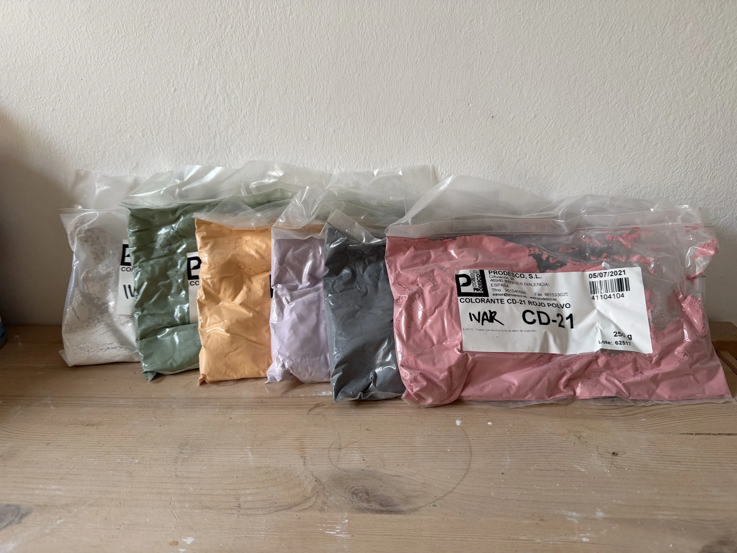 #28: powdered colorants: white, green, mandarin, cobalt, black, red