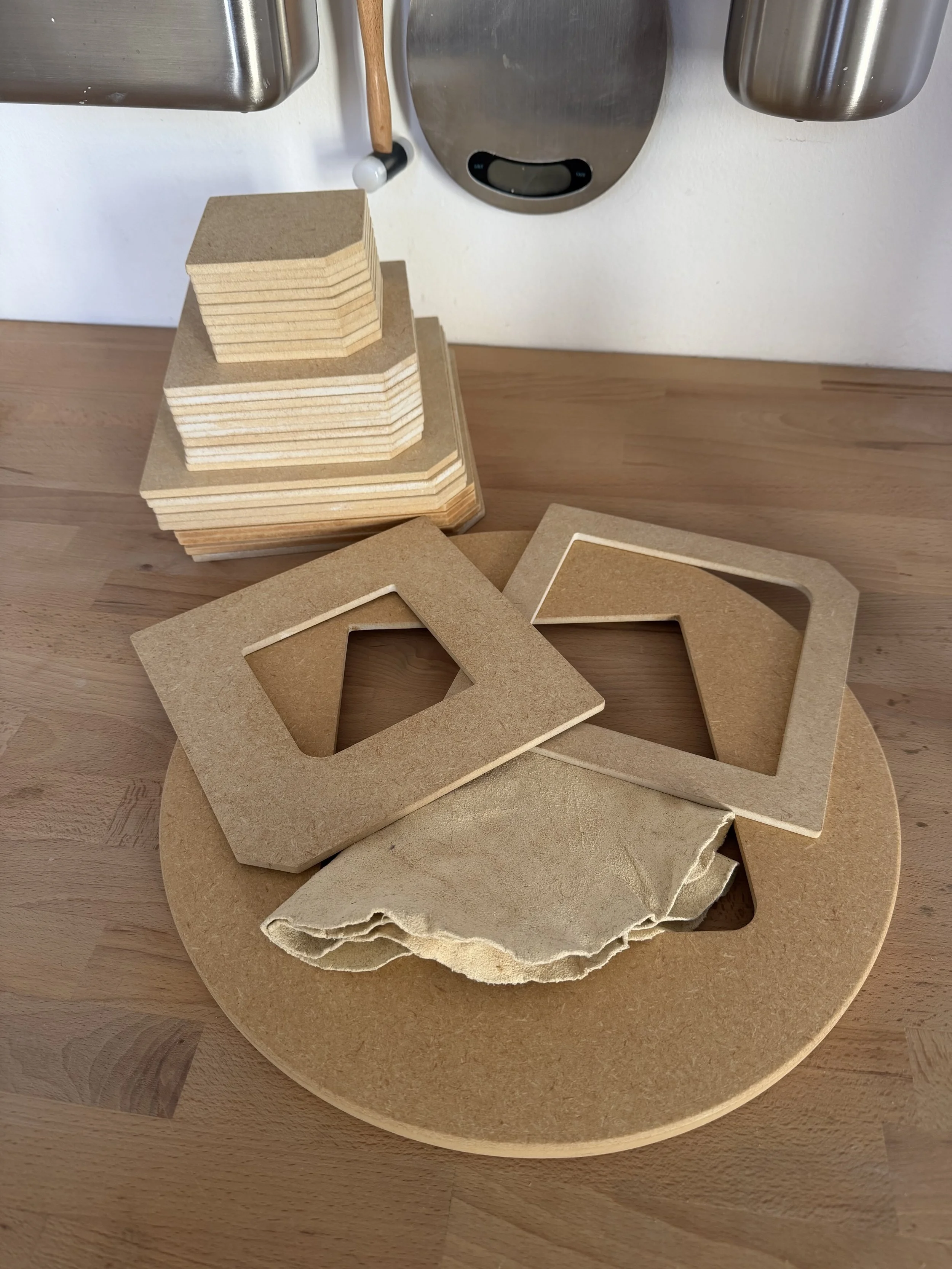 #2: Hartley & Noble throwing bats, 35cm diameter

- 10x small (10cm)
- 10x medium (15cm)
- 10x large bats (20cm)

Not shown; one extra base plate with wheel pin holes.