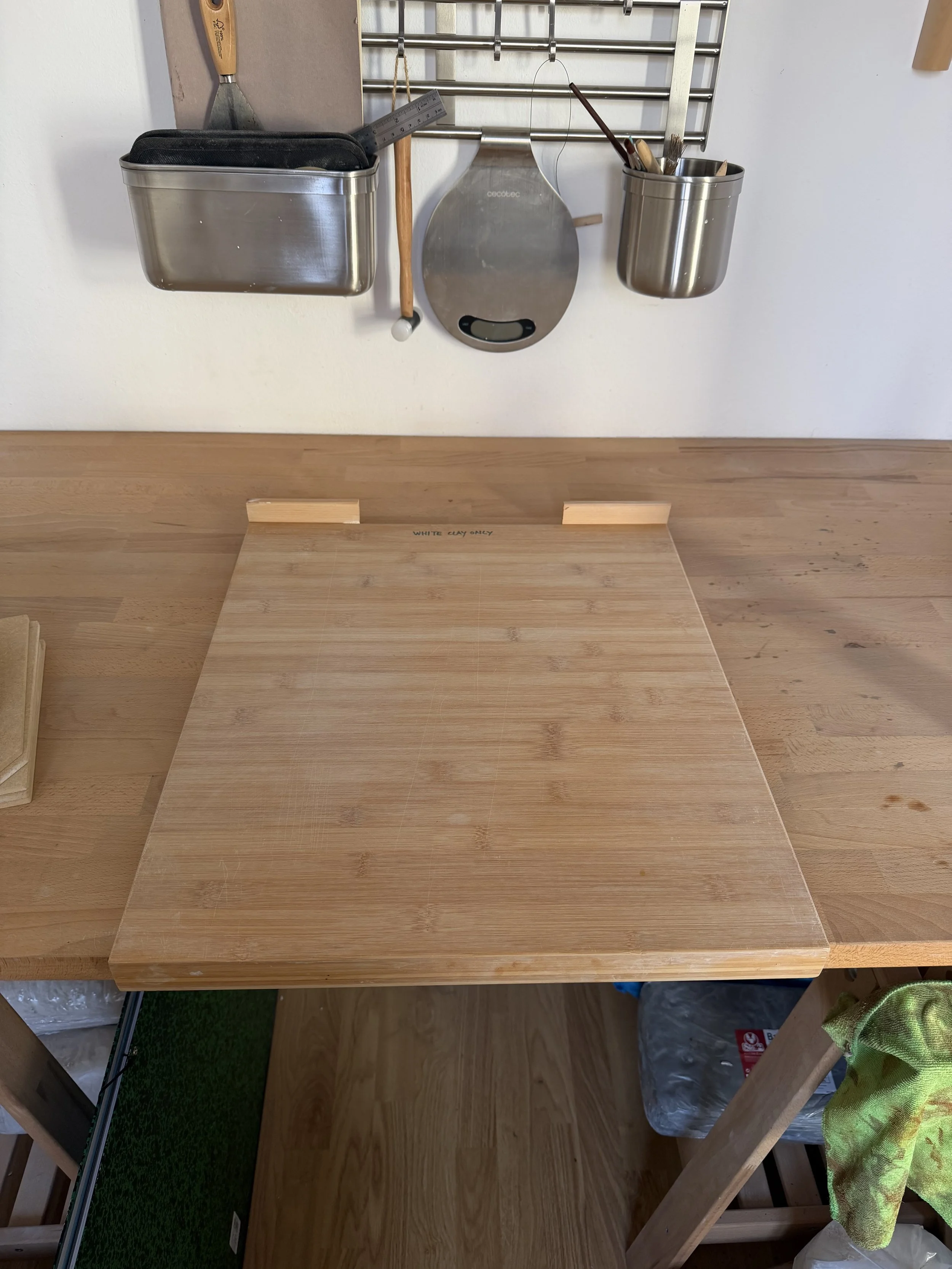 #1: Bamboo wedging board, ledges on both sides. 

46x53cm