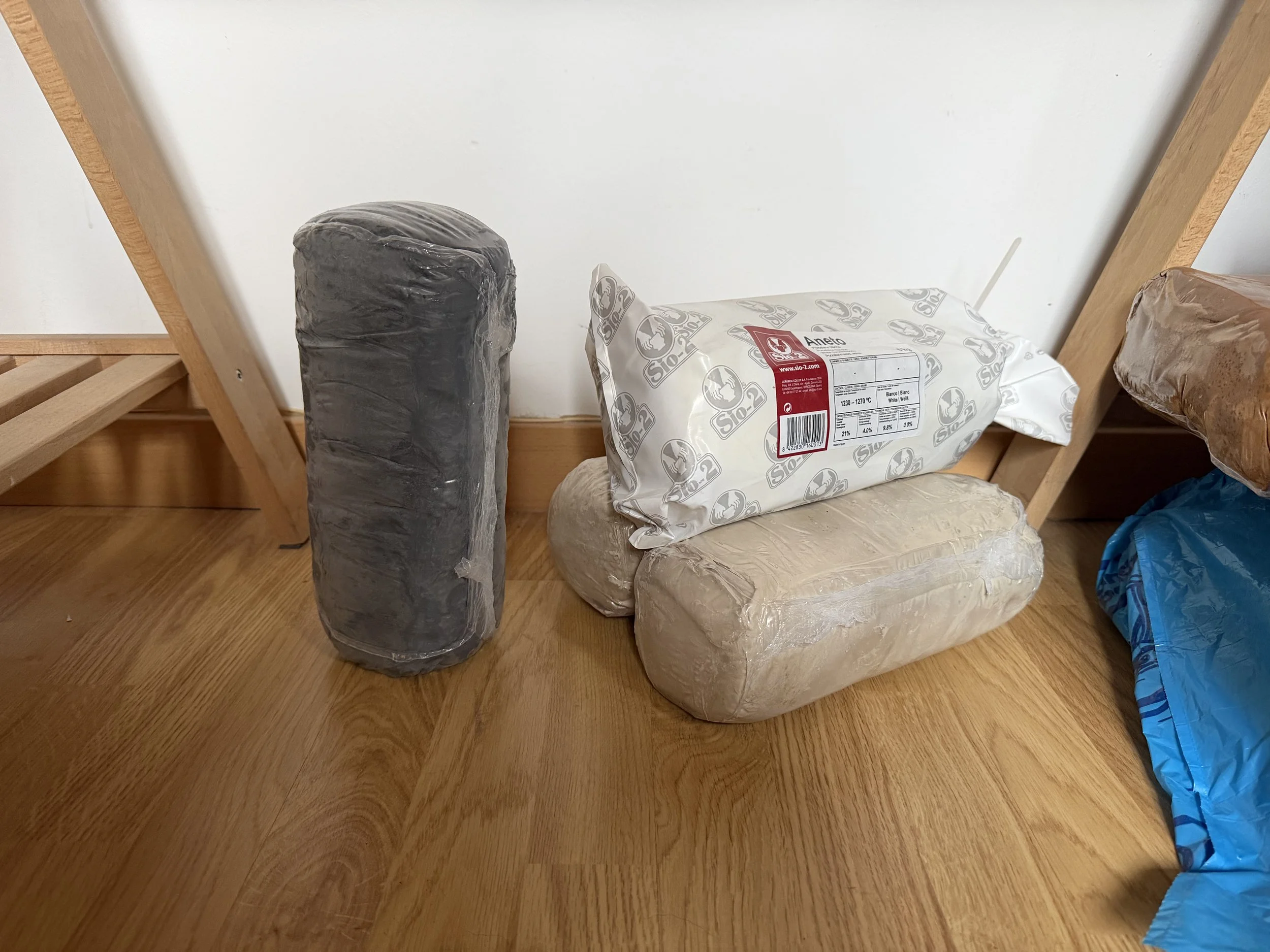 #33: porcelain: 1x black 3x white