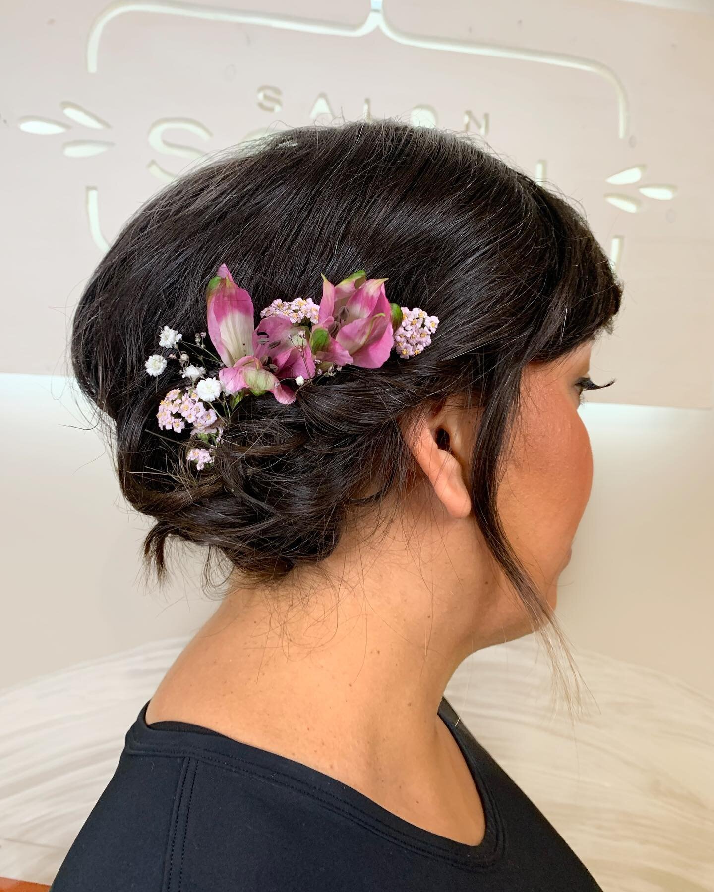 Fresh flowers finish an updo so beautifully @supernatur3sim #yeghair #yeghairstylist #yeghairsalon