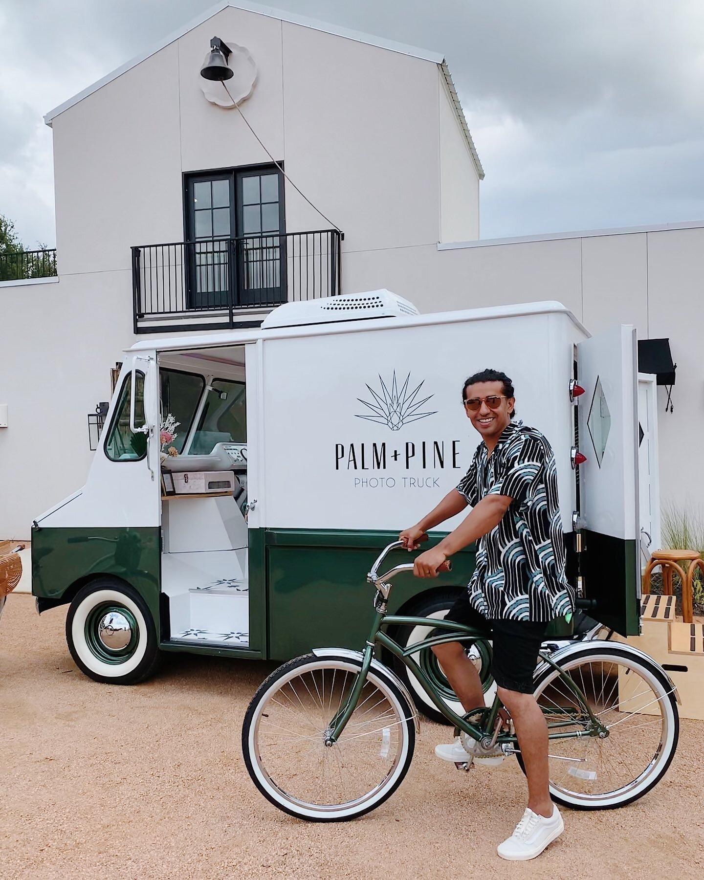 Our vintage beach cruiser bicycle add on&rsquo;s is most definitely Matt&rsquo;s favorite. It&rsquo;s the biggest detail he was determined to have and to be honest he was pretty right on (don&rsquo;t tell him I said that 😉). Our stunning bicycles ca