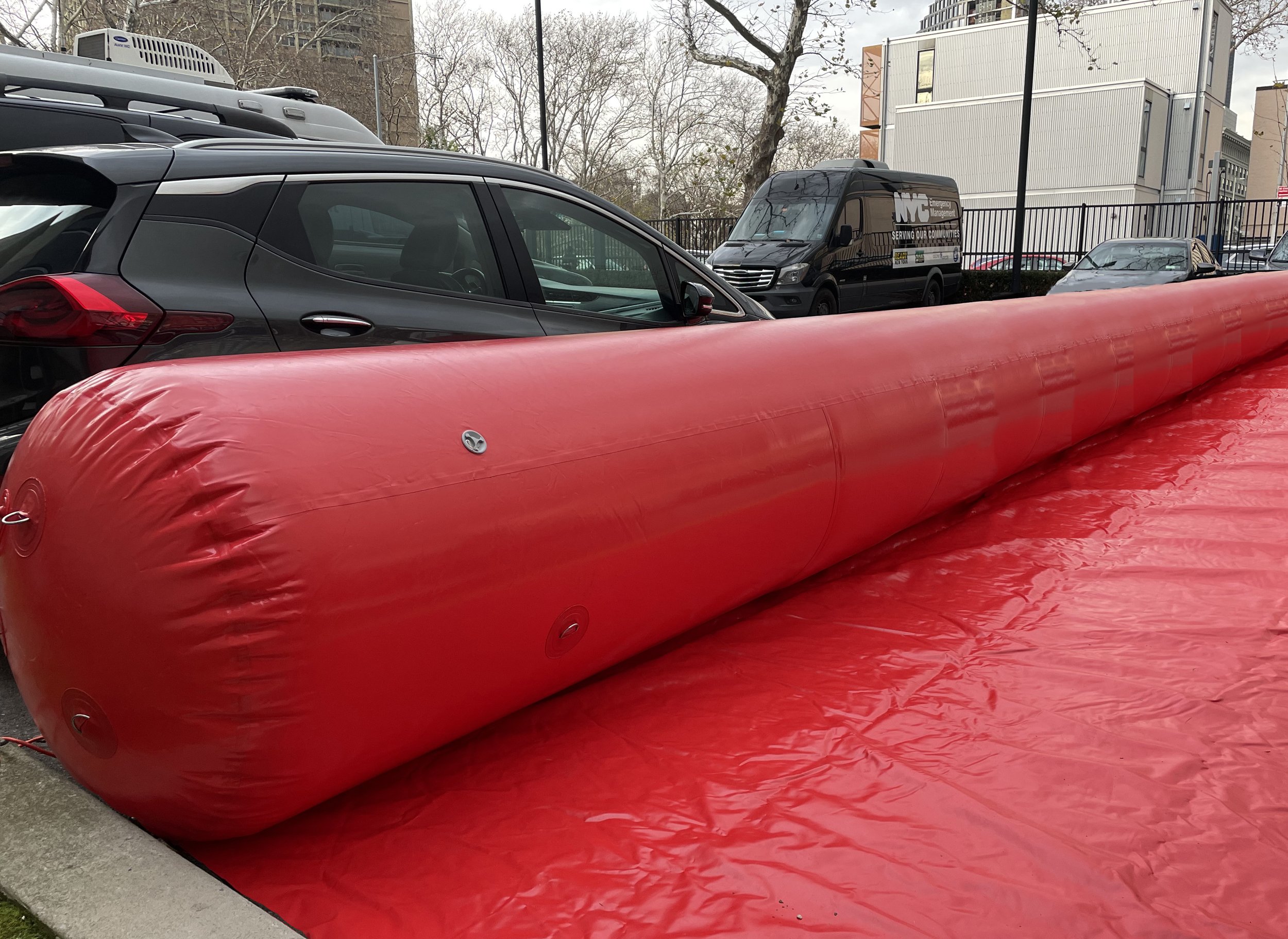 Inflatable flood berm