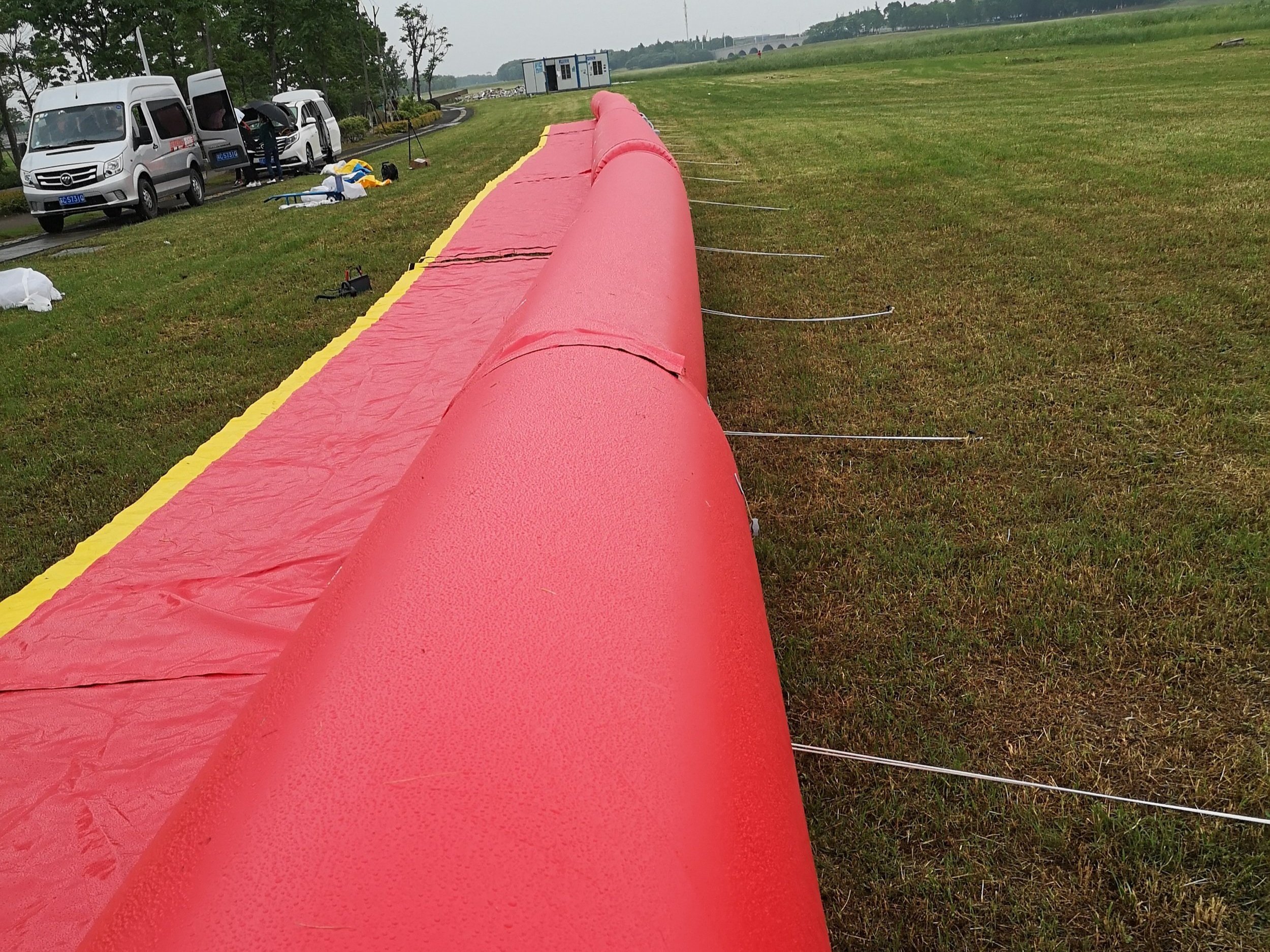 Inflatable Water barrier berm for flood control