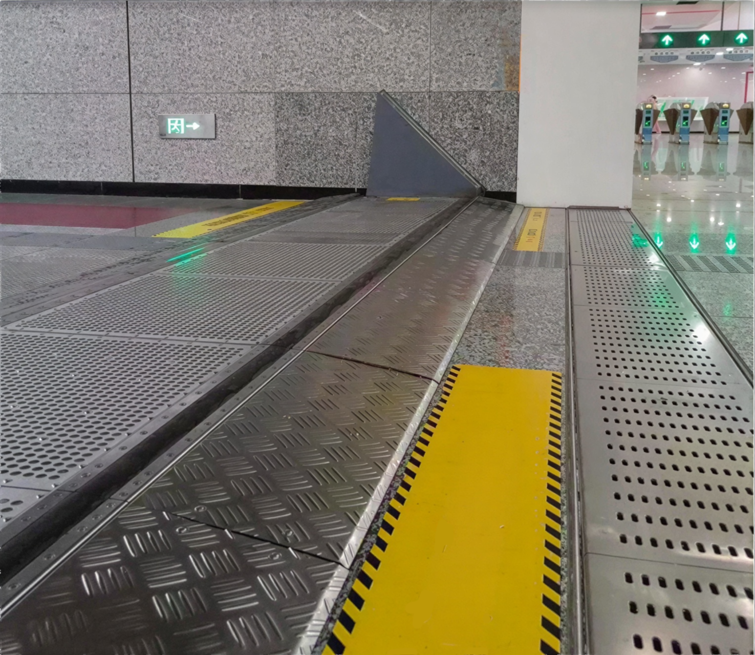 Mall flood protection with automatic self rising flood barrier (Copy)