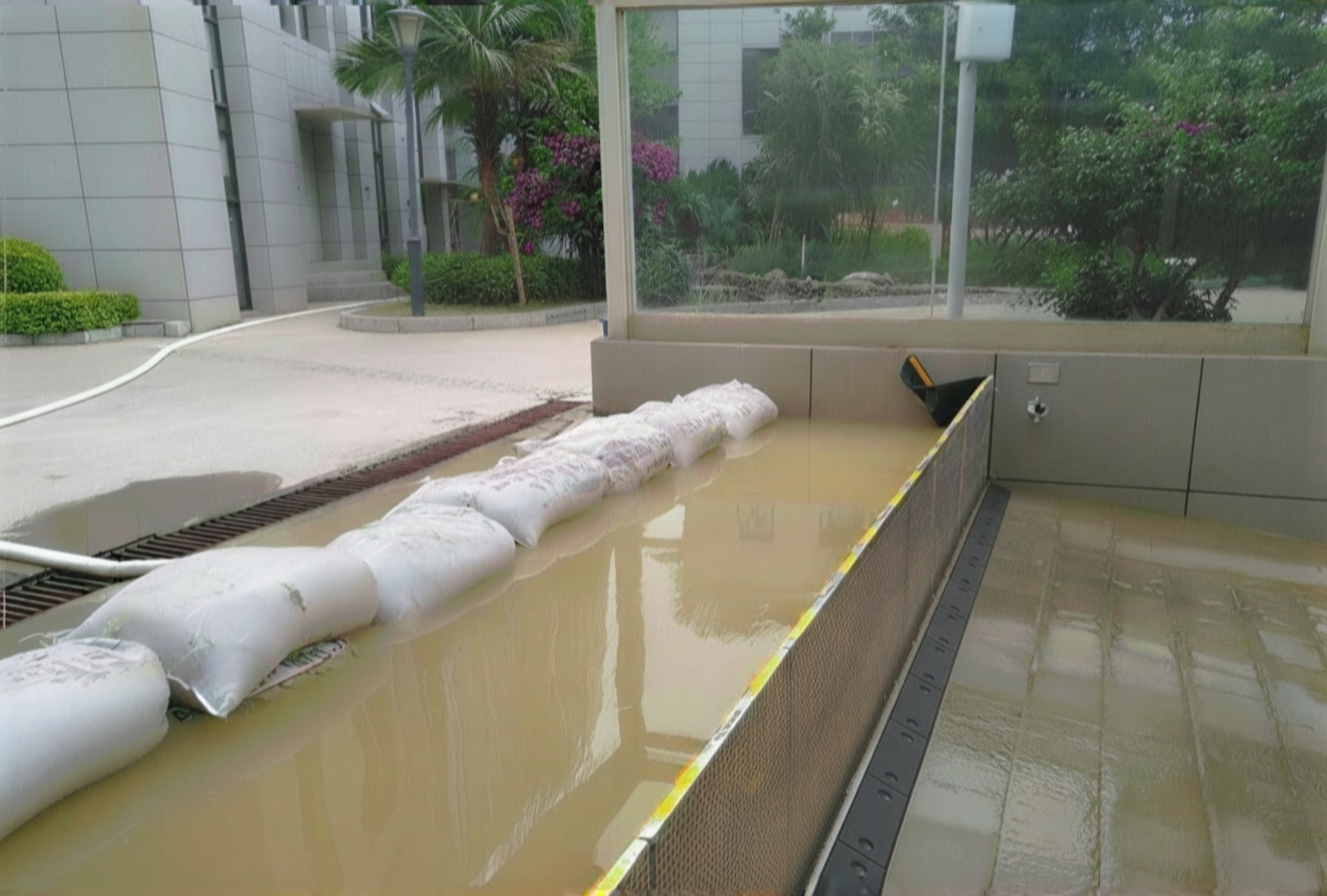 Water automatically rising flood wall (Copy)