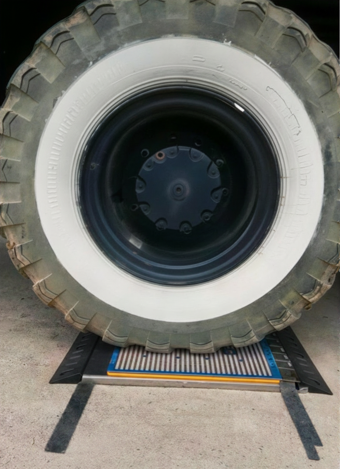 Durable self-rising flood barrier can handle cars and trucks (Copy)