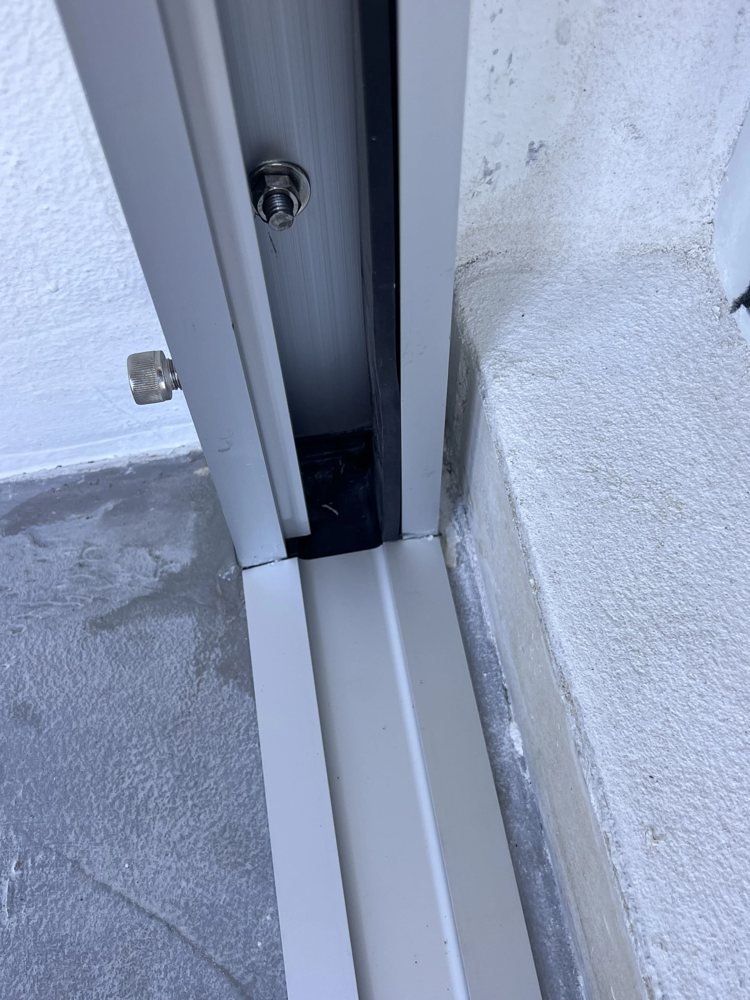 Flood plank sealing system