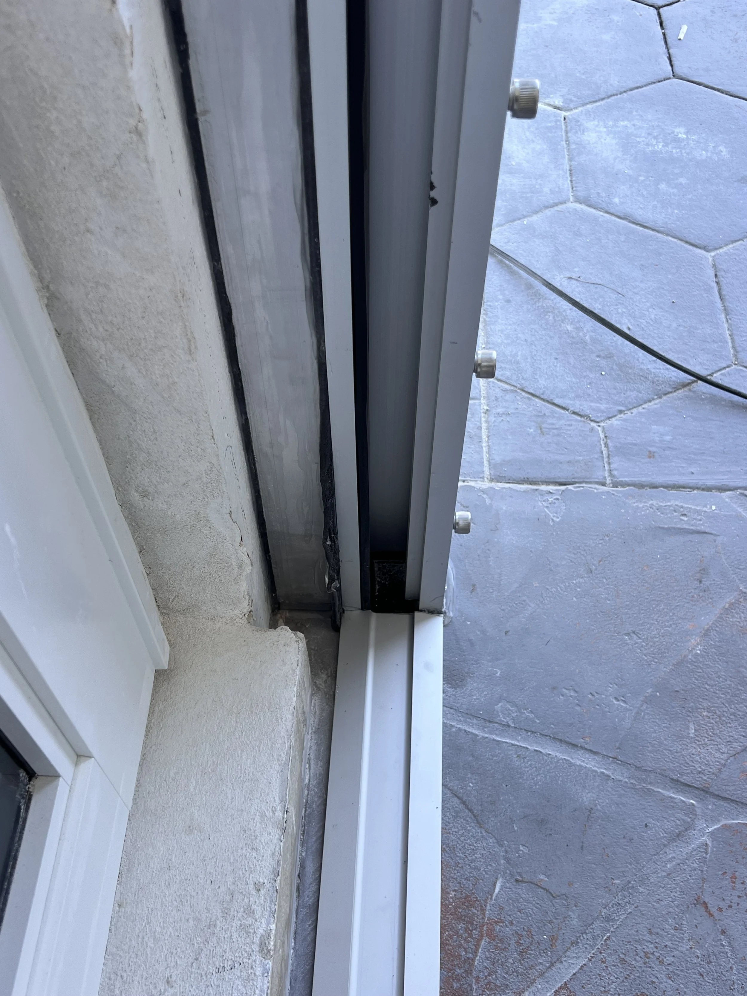 Flood Log sealing sill