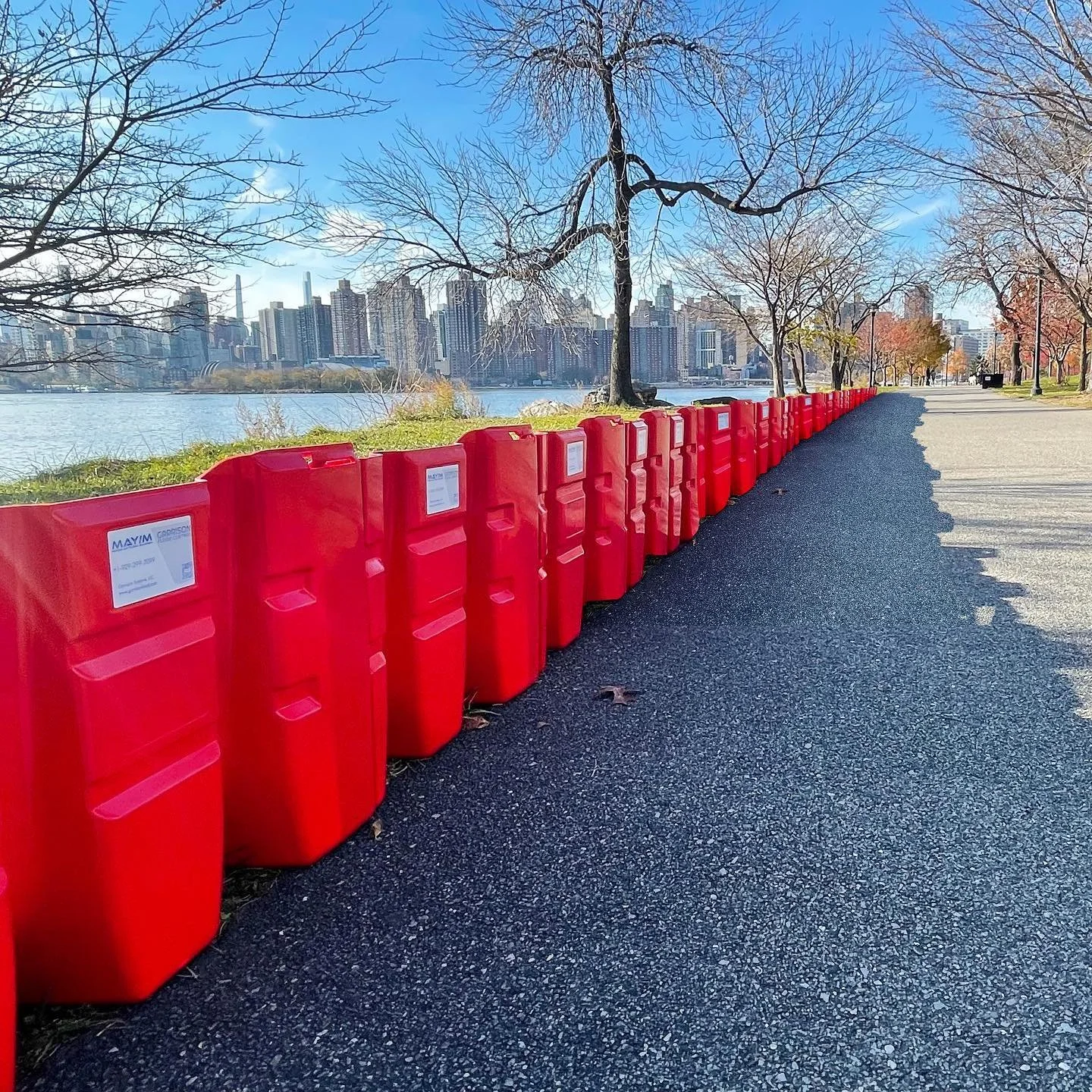 Interlocking flood wall