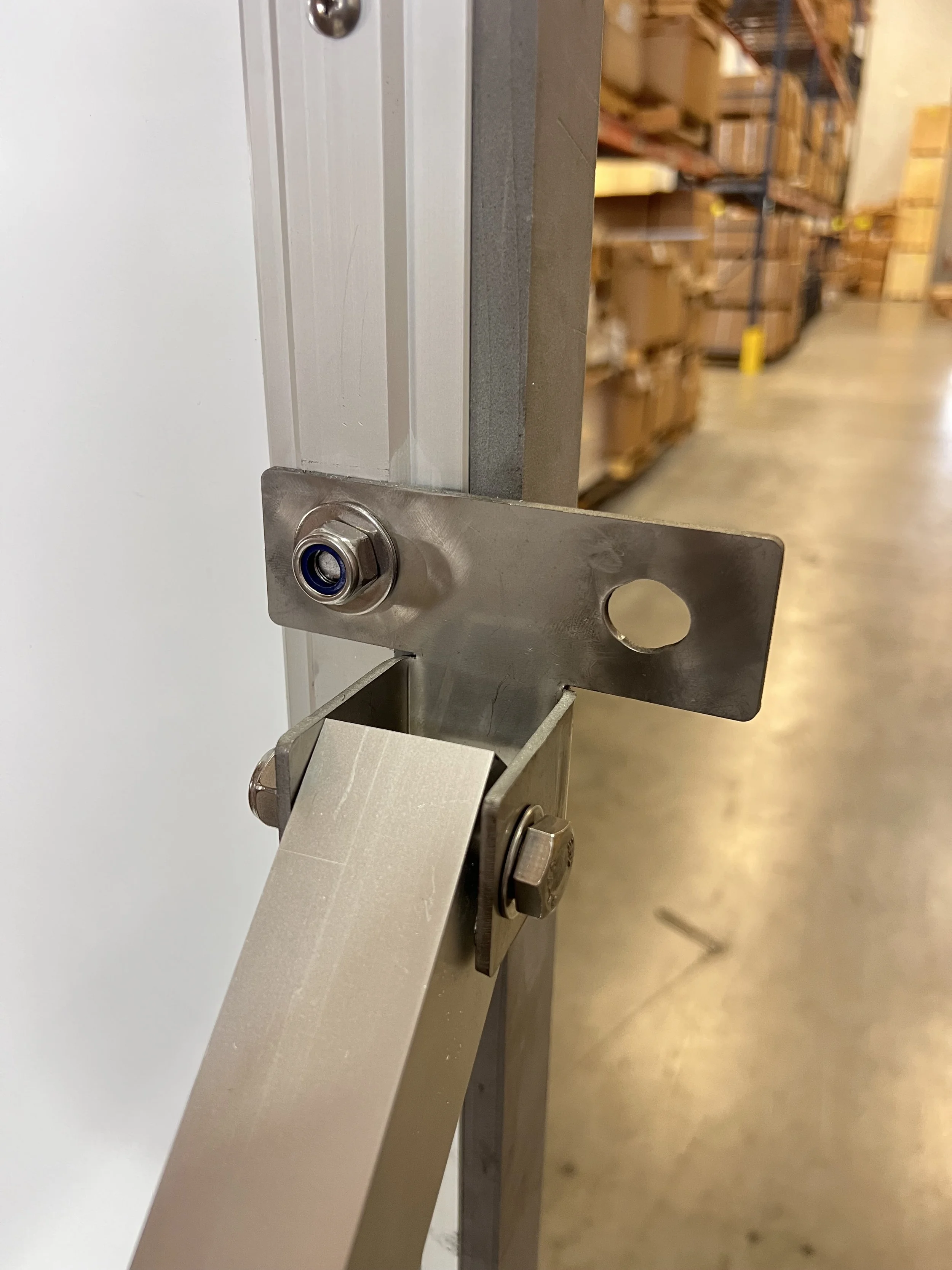 kicker support leg connector for flood panels