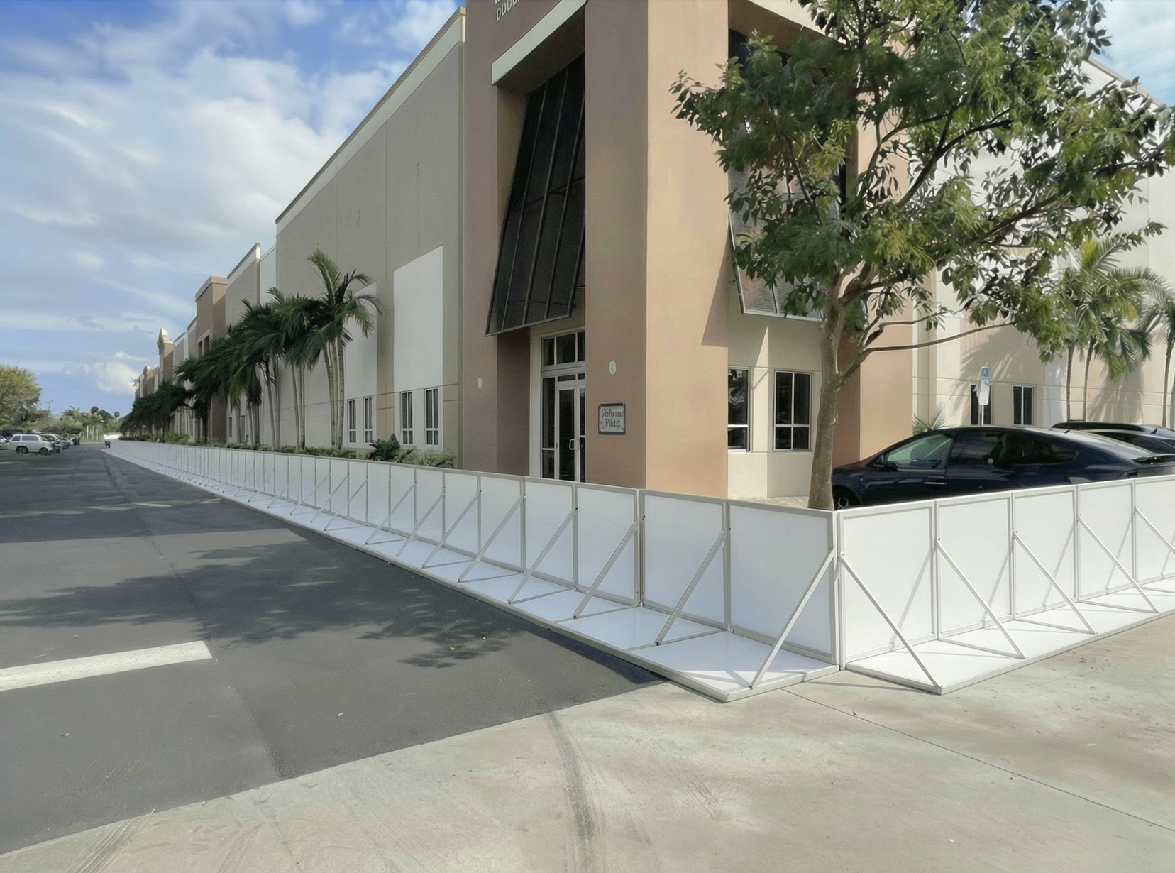 BlueFIN™ perimeter flood barrier for warehouses