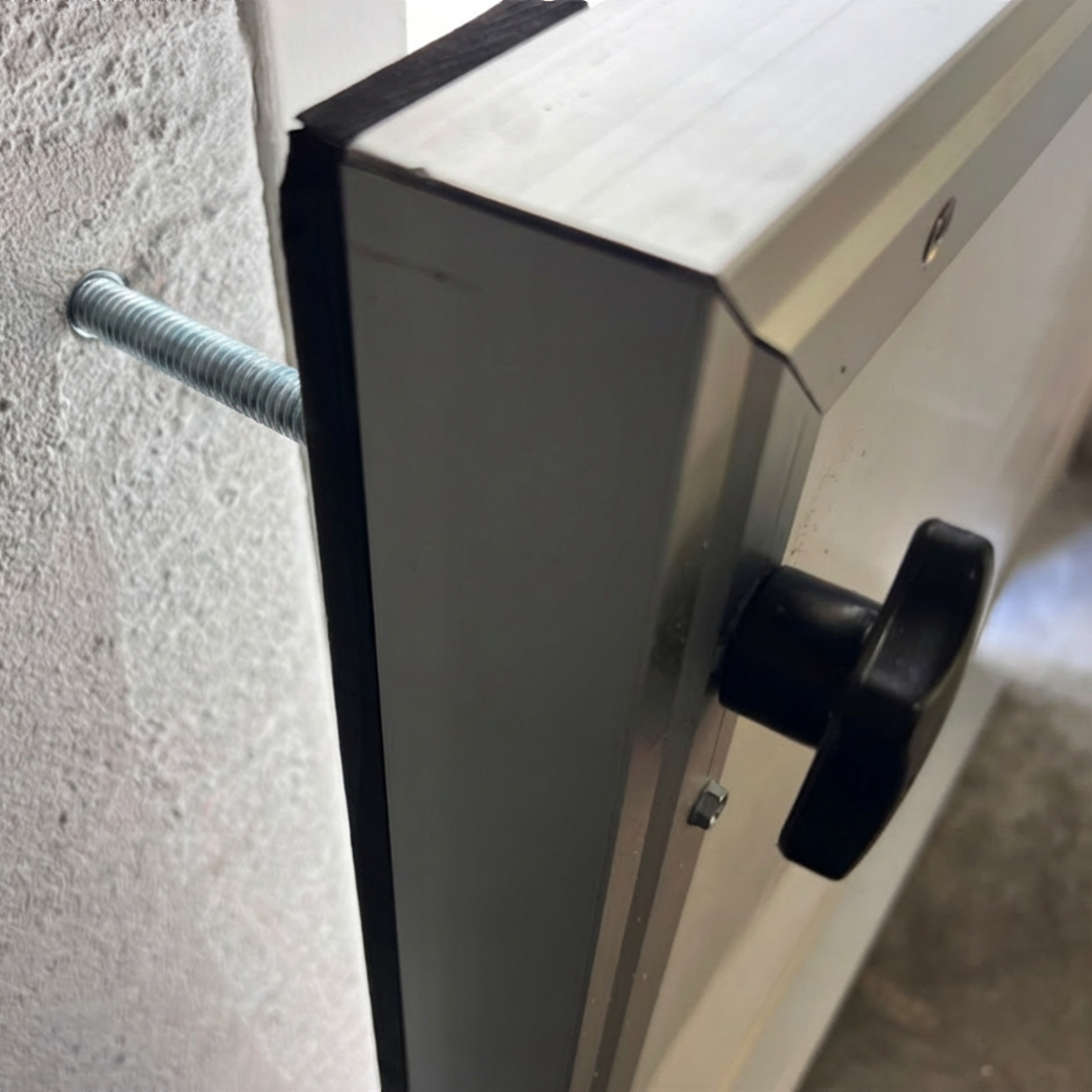 Flood barrier sealing system