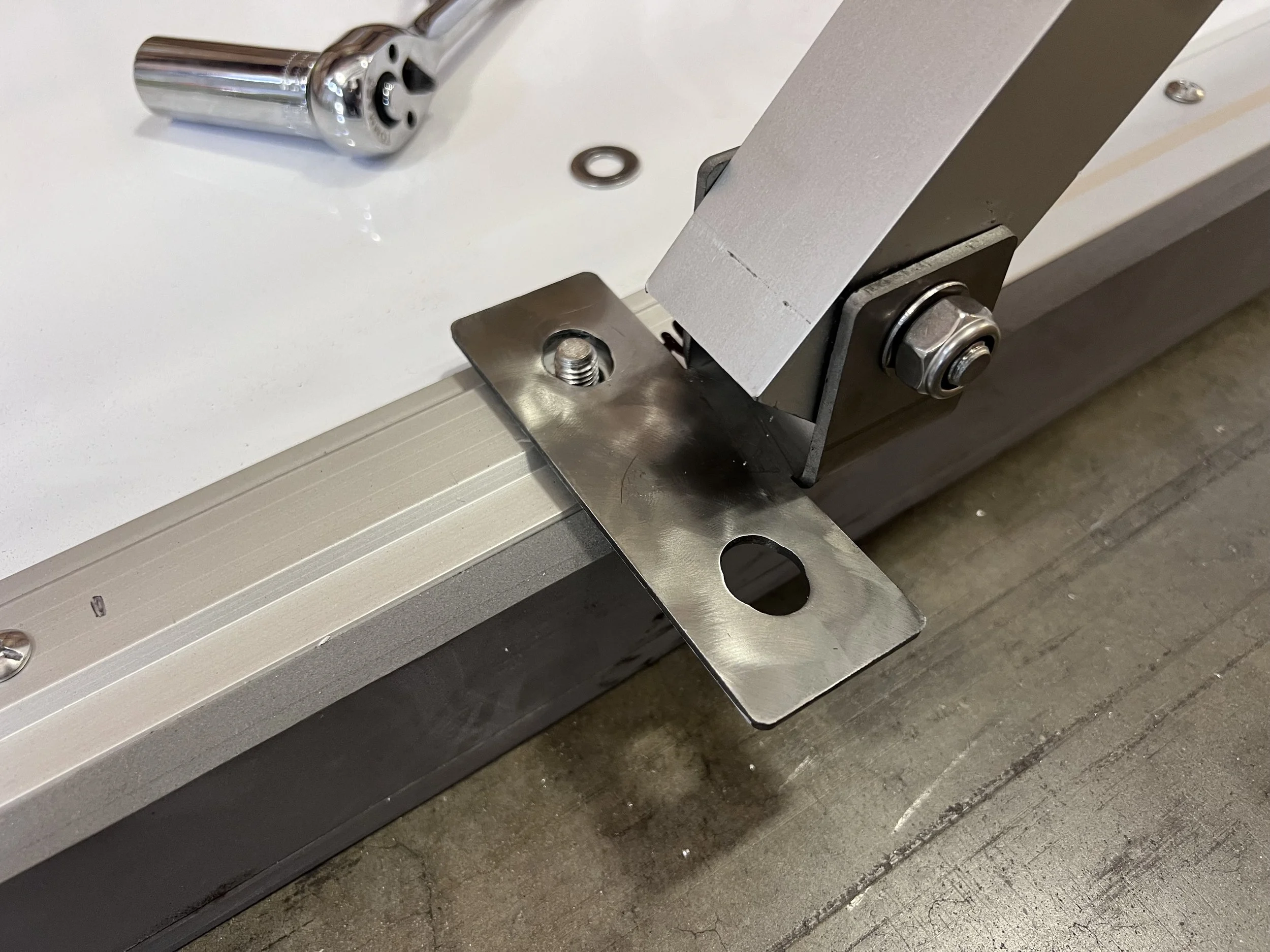 Bottom of kicker leg for flood wall system