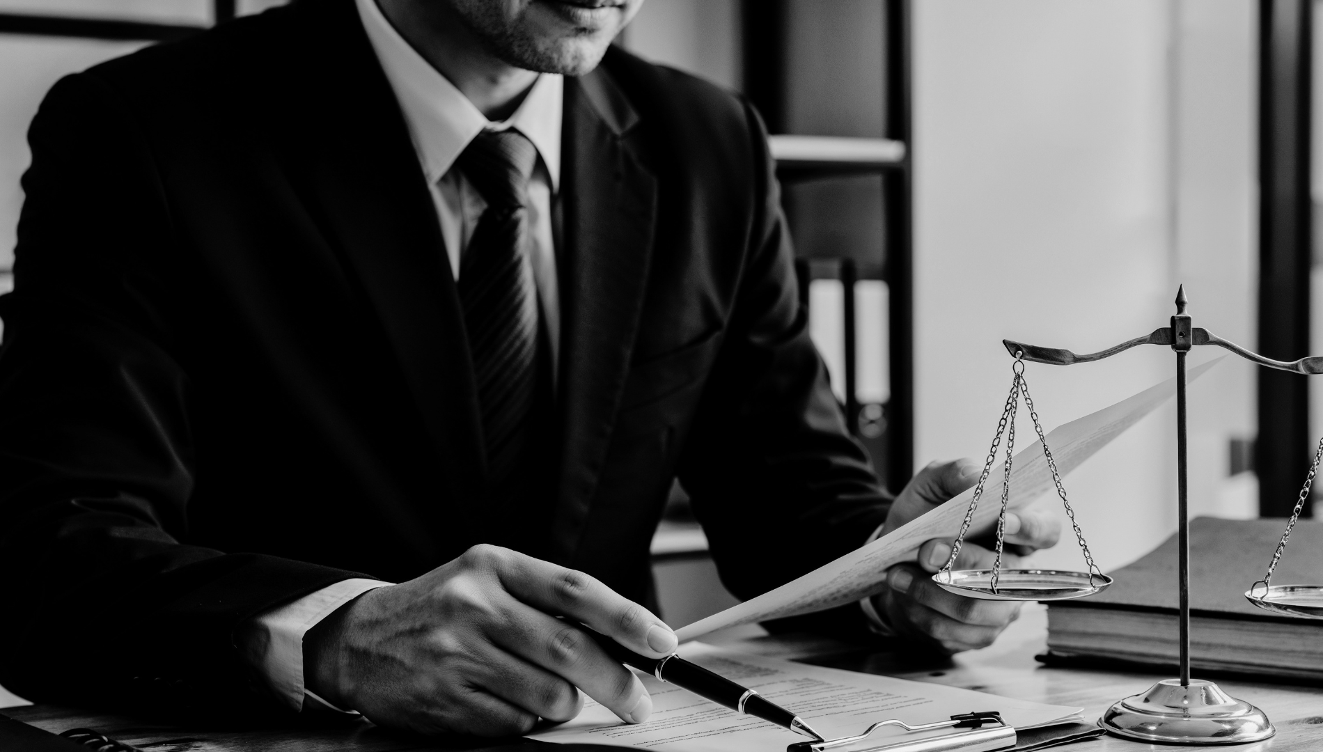 Is AI a Good Lawyer for Reviewing Contracts?