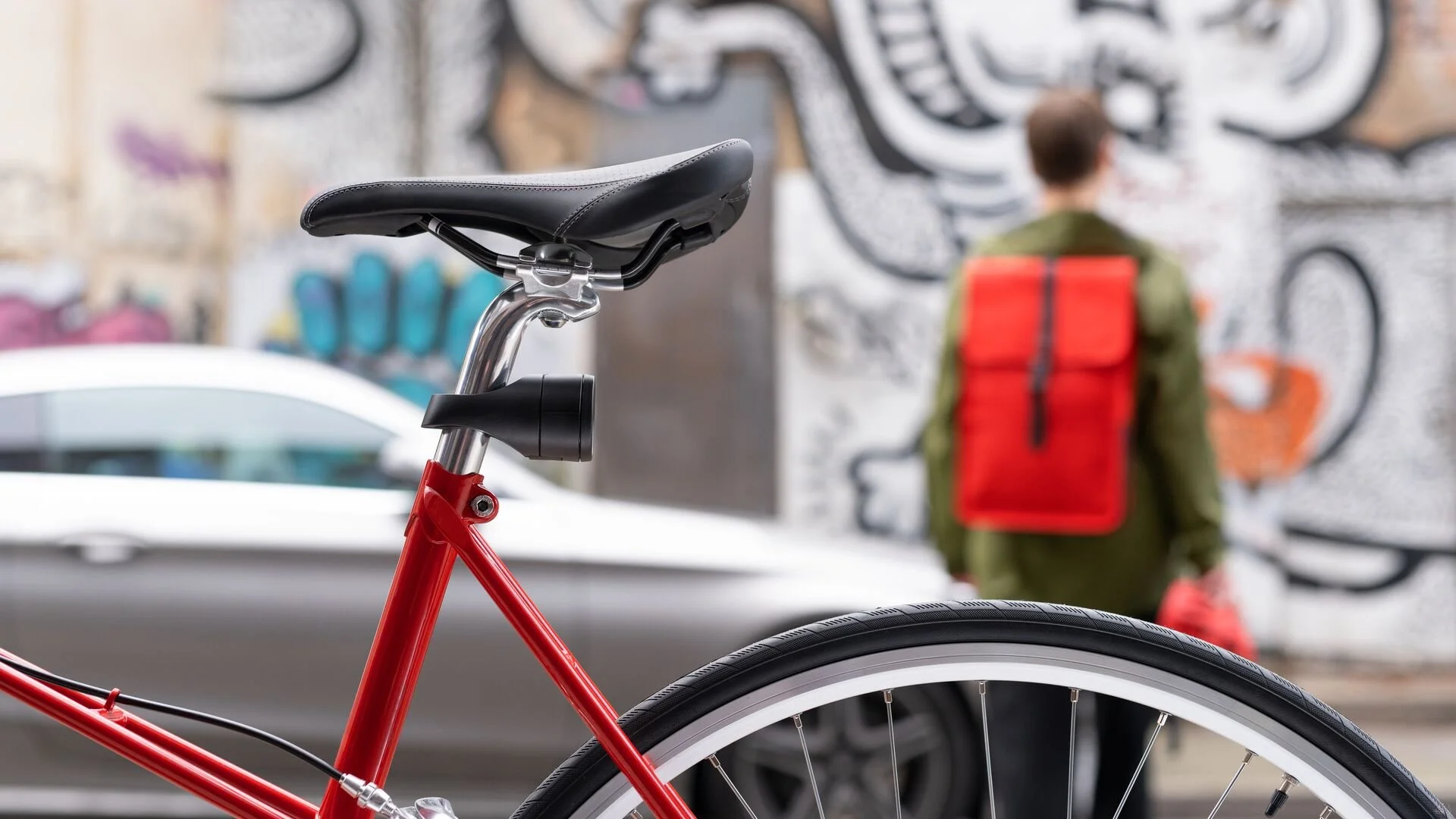 Ratio-16_9-CurveBike_Lifestyle_City_Light_Off_Walking_Away_Day_02.jpg