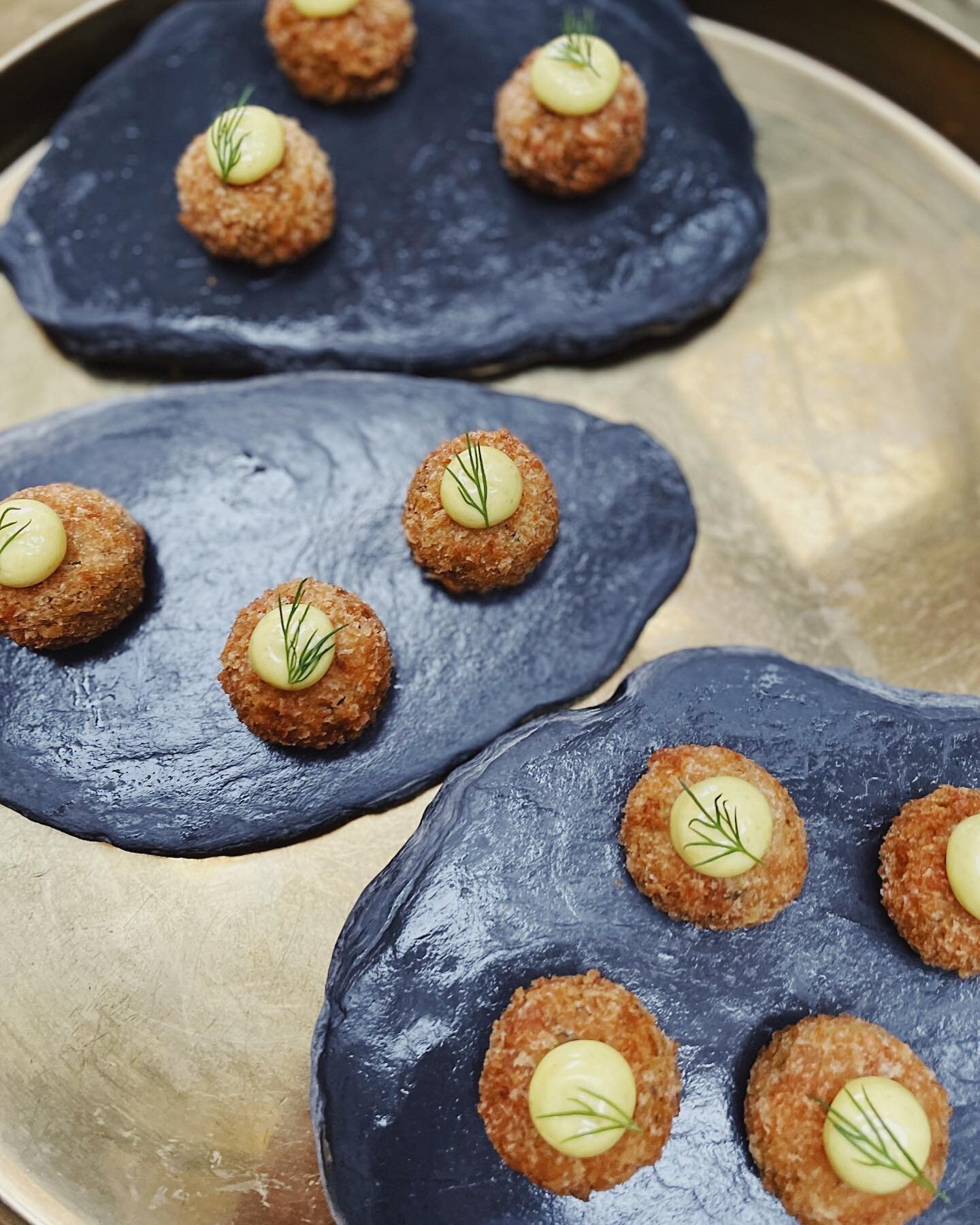 Canap&eacute; - Fishcake 🐟🌿

Mini cod &amp; dill fish cake topped with a curry mayonnaise 👨&zwj;🍳

#theseasonkitchen #cotswoldsprivatechef #privatechefcotswolds #privatechefuk #privatechef #cotswoldschef #personalchef #personalchefservices