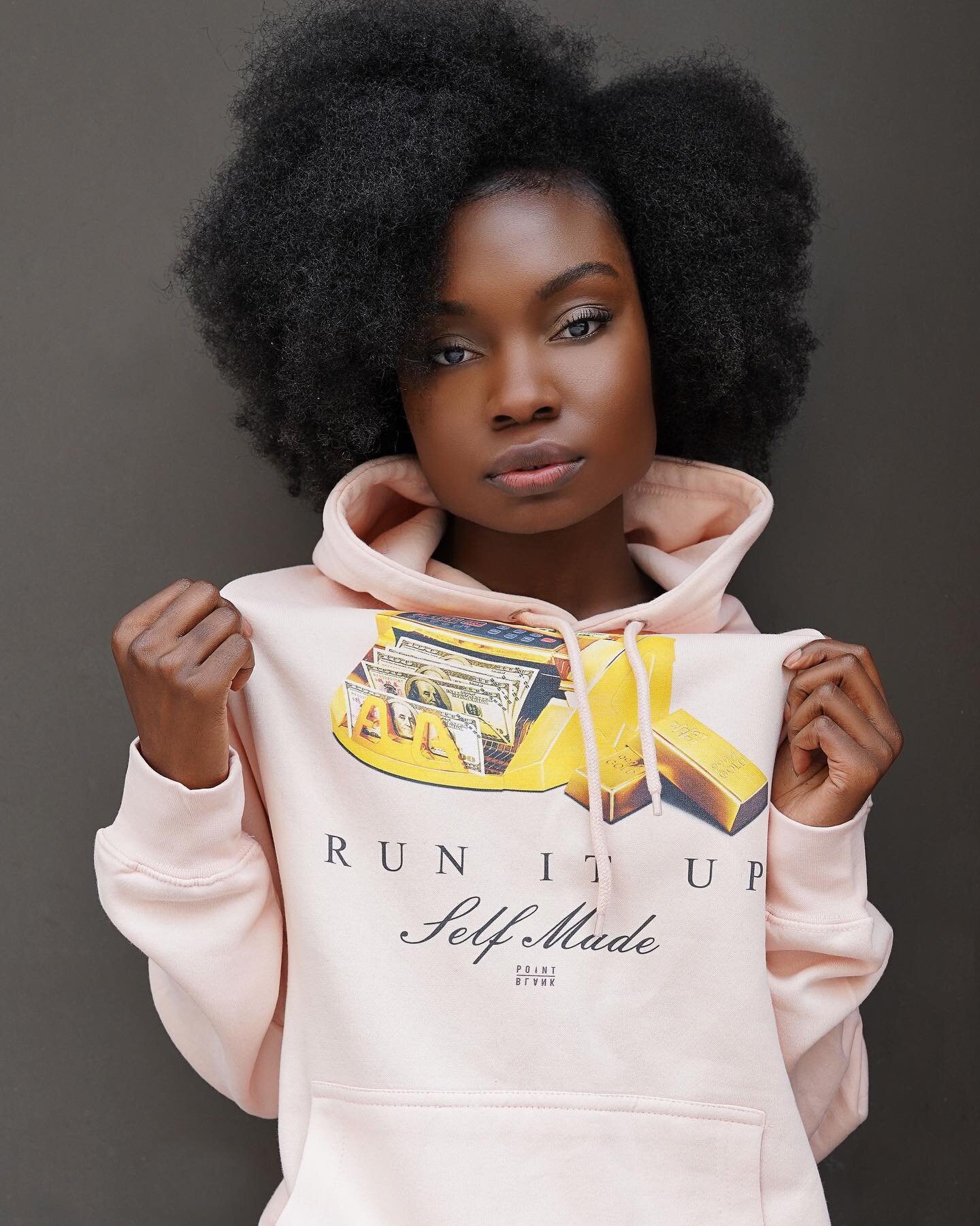 Thanks for letting me model your dope hoodie!!!!
Hoodie: @pointblankbrand 
📸: @dovepix @pixeladdictsnyc 
&bull;
&bull;
&bull;
#nodaysoff #selfmade #hoodie #naturalhair #streetstyle #brooklyn #pixeladdicts #pixeladdictstreethype #afro #streetwear #su