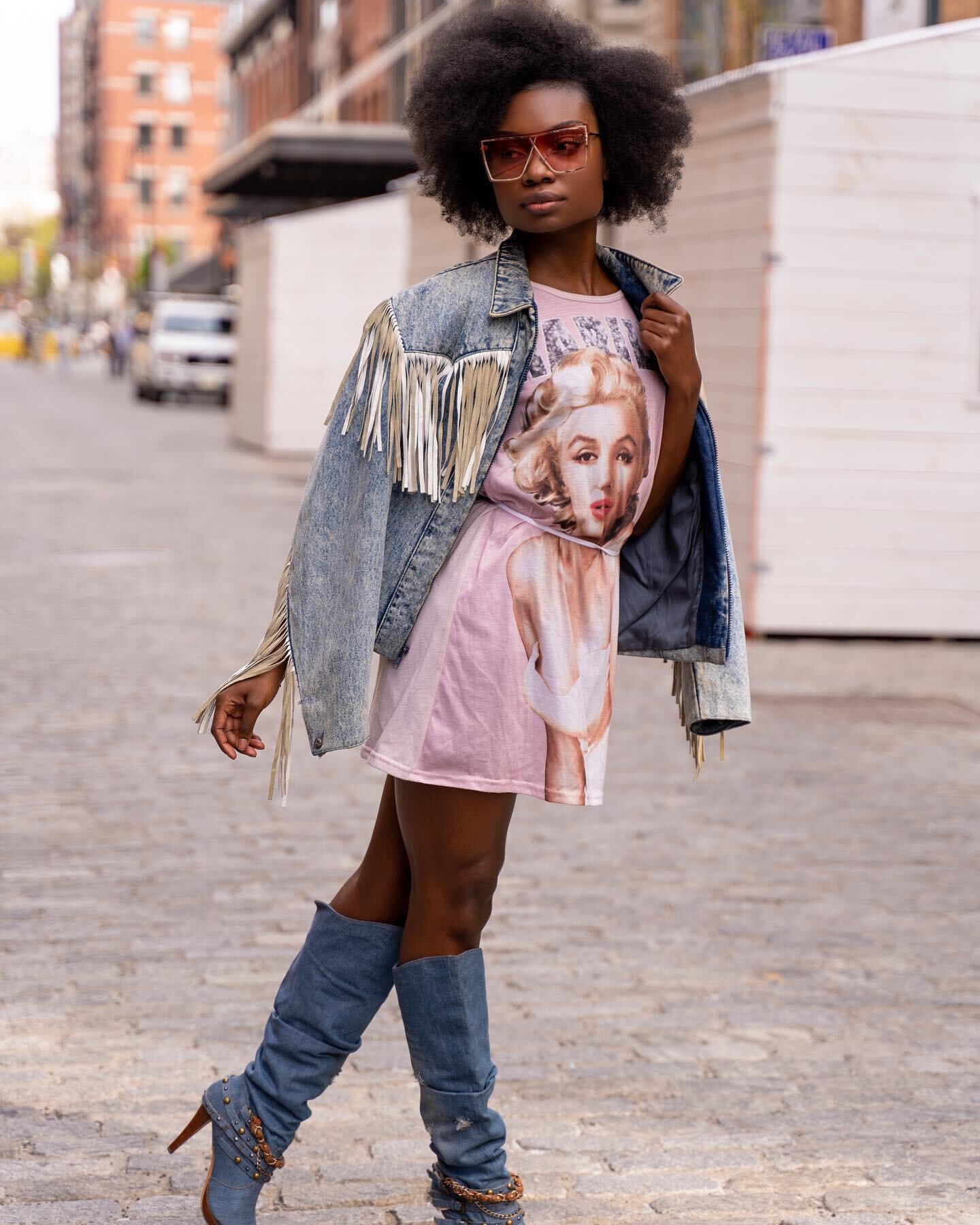 Honestly.... you could never 🤷🏿&zwj;♀️
(Caption brought to you by @r_quelly) 
___________________________________
📸: @rasheedthegemini 
sunglasses: @sassaries 
&bull;
&bull;
&bull;
#pixeladdictsstreethype #pixeladdictsnyc #naturalhair #spring #mea