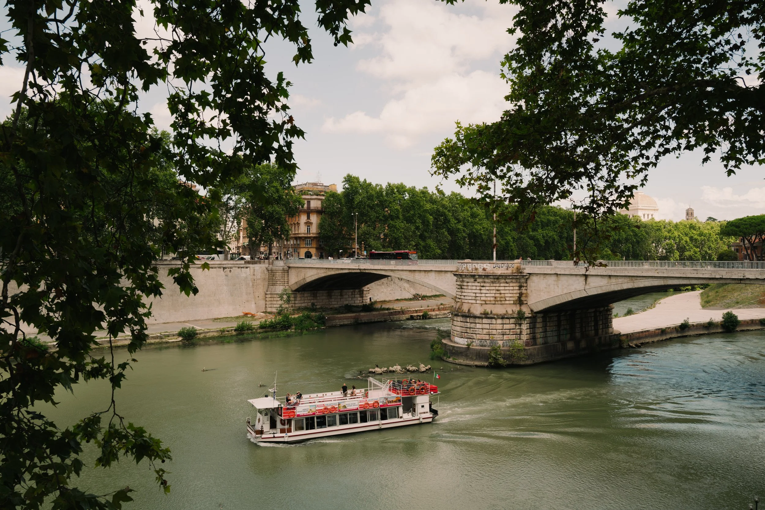 a cruise on the tiber river