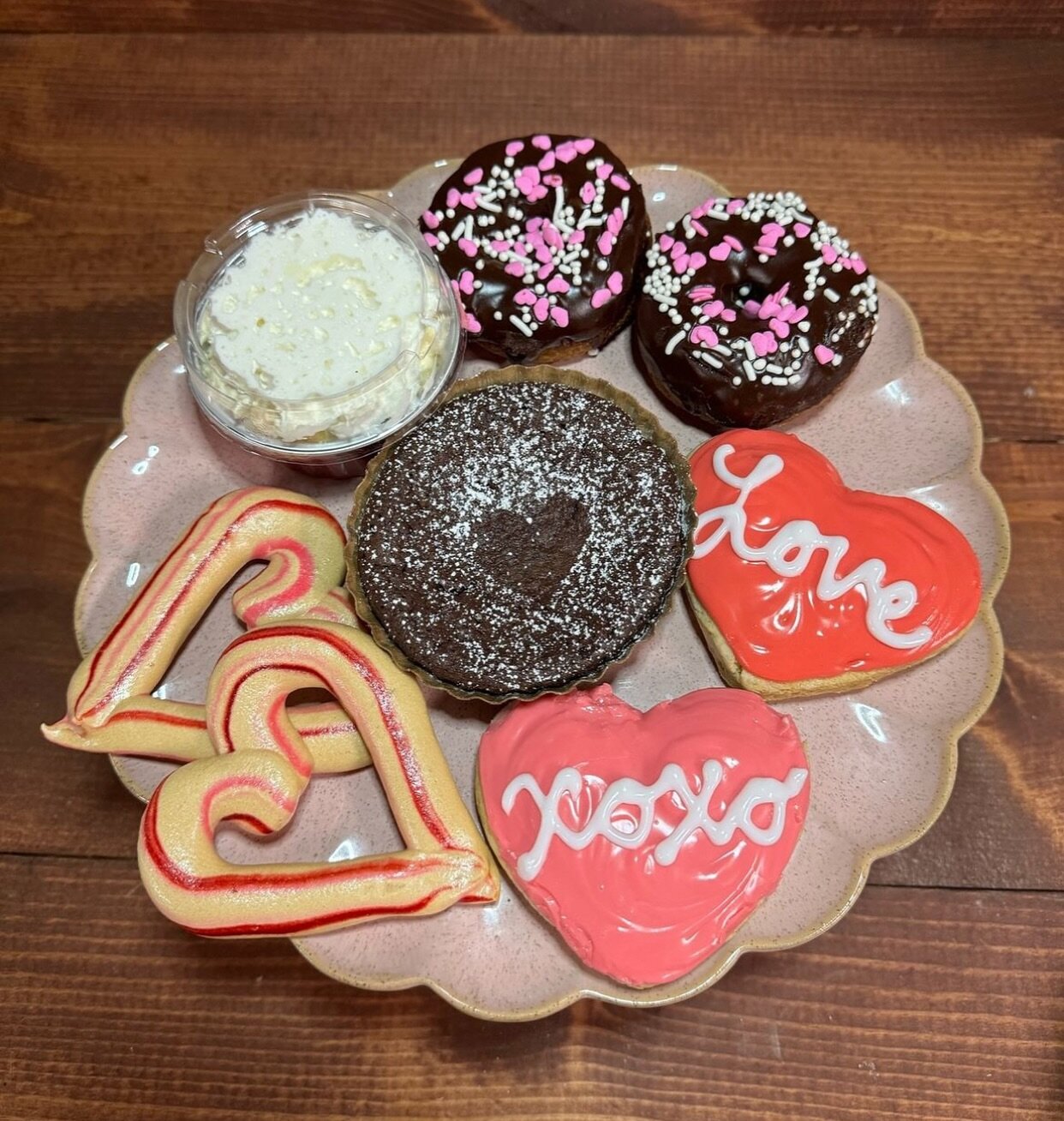 Grab our valentines box to create a delicious spread with you and a loved one. 
Regular Box Includes: two dipped donuts with sprinkles, two iced sugar cookies, one flourless chocolate torte, two meringues, 4oz banana pudding 
Gluten Free Box includes