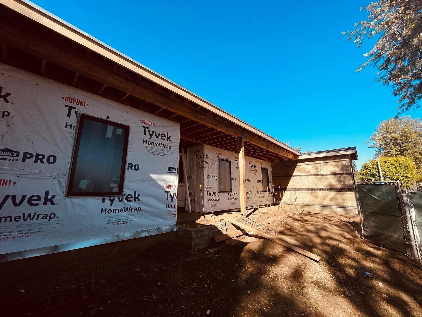Made some substantial progress on the Santa Monica house once we finally navigate to throw the city bureaucracy. Main structure fully framed weather tight and all rough trades signed off insulation this week!
Demolition on old garage complete and now