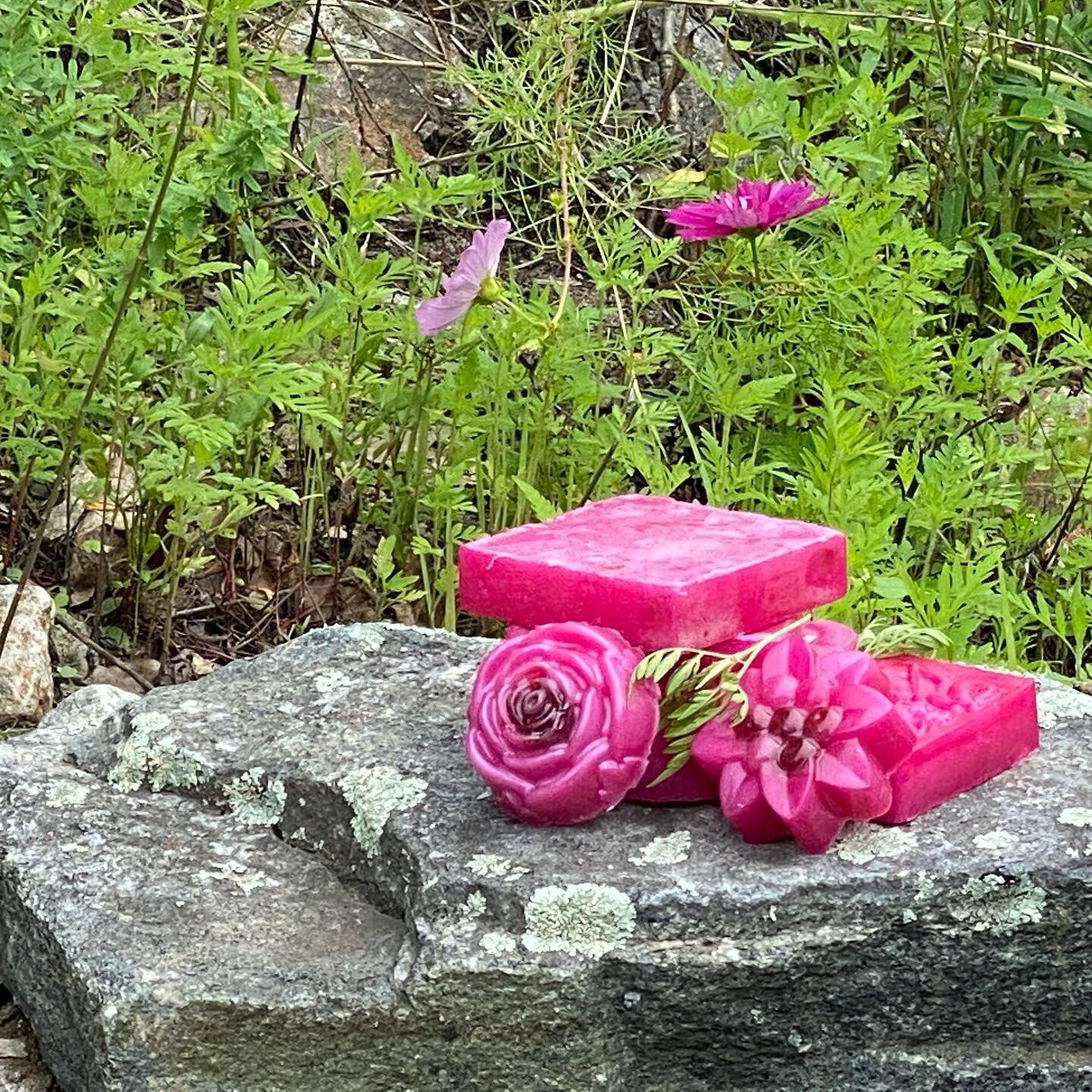 A Burst of Berry in Nature #soapmaking #soapmakingofinstagram #womenownedbusiness #supportsmallbusiness #homemade #selfcare #coldprocesssoap #naturalproducts #soapdesign #soapartist #cpsoaps #soap #soaps #soaping #soaper #soapy