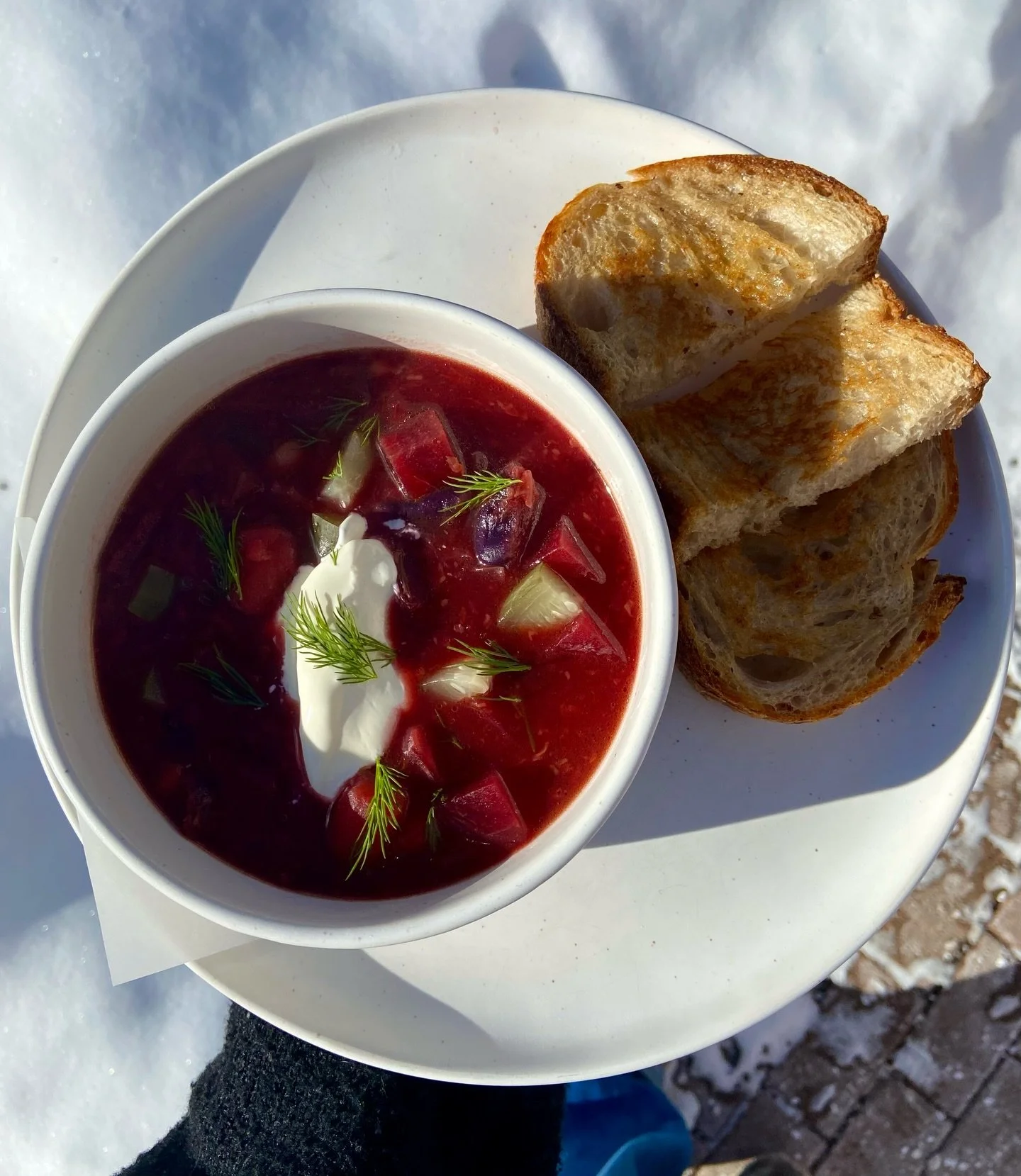 BORSCHT 🧣🫜🚨 an absolutely BEAUTIFUL red borscht with white kidney beans, cr&egrave;me fra&icirc;che, pickles and sourdough toast! If you need something to get you through this brutal winter, the answer is borscht!! Available for lunch TOMORROW &he