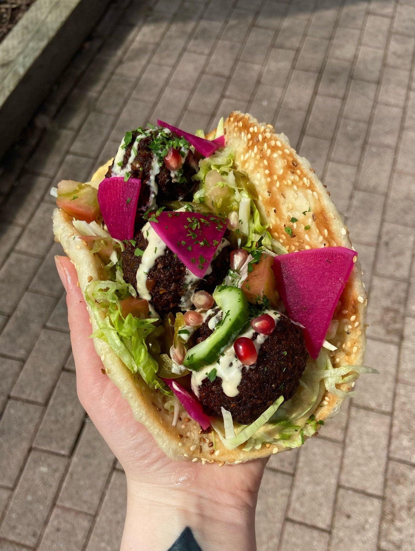 FALAFEL ON SESAME FLATBREAD 🌷
Happy weekend! For lunch this Saturday + Sunday we&rsquo;ve made some beautiful ava bean falafel! We&rsquo;re serving them on our housemade sesame flatbread, topped with hummus, onion, cabbage, tomato and tons of pickle
