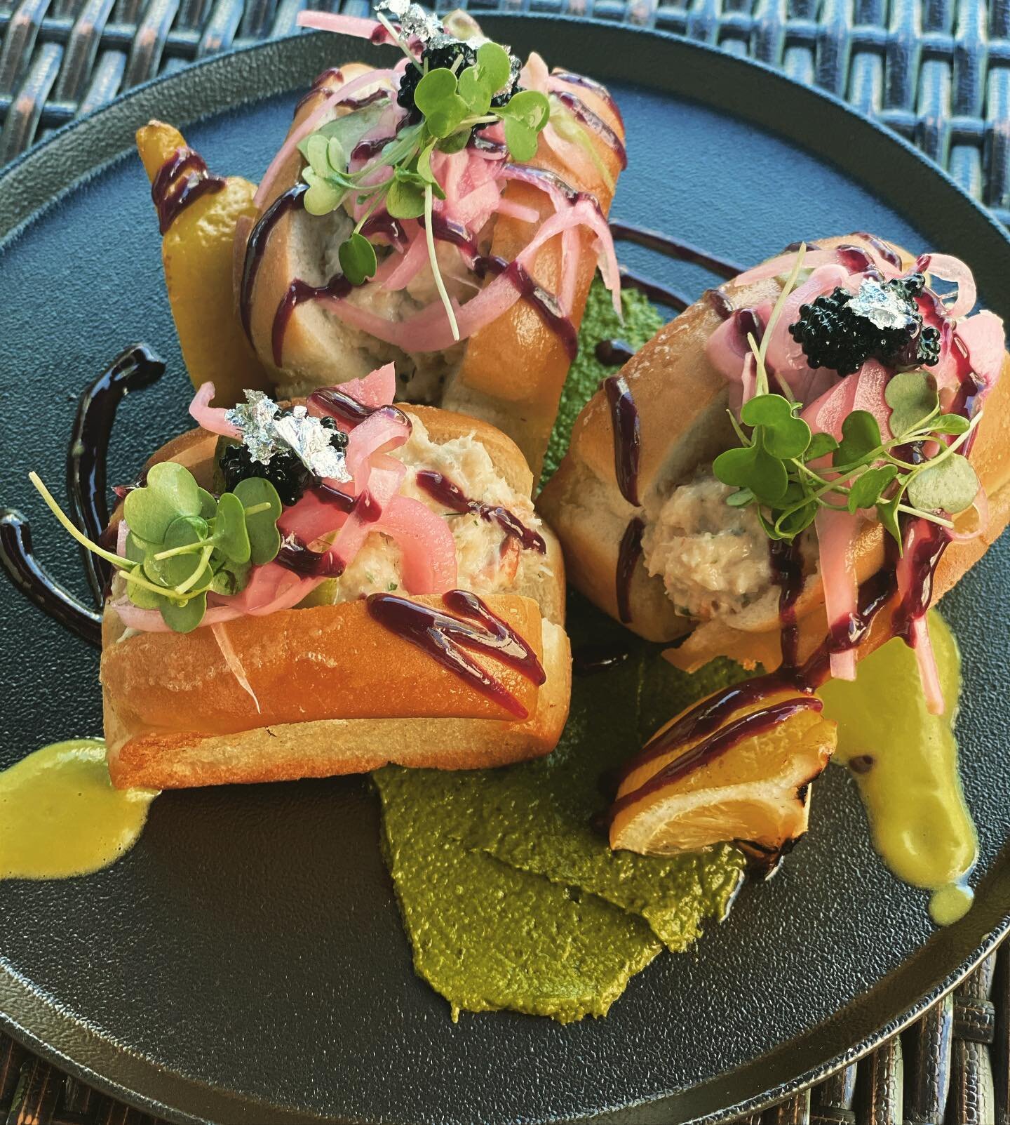 Chilean Crab Mini Rolls 🦀🦀
~ fresh avocado, curly parsley pur&eacute;e, pickled red onions, lumpfish caviar, blackberry gastrique, local radish micros