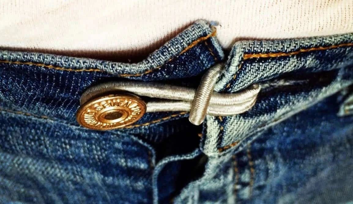 Using elastic to extend the waistline of jeans for pregnancy