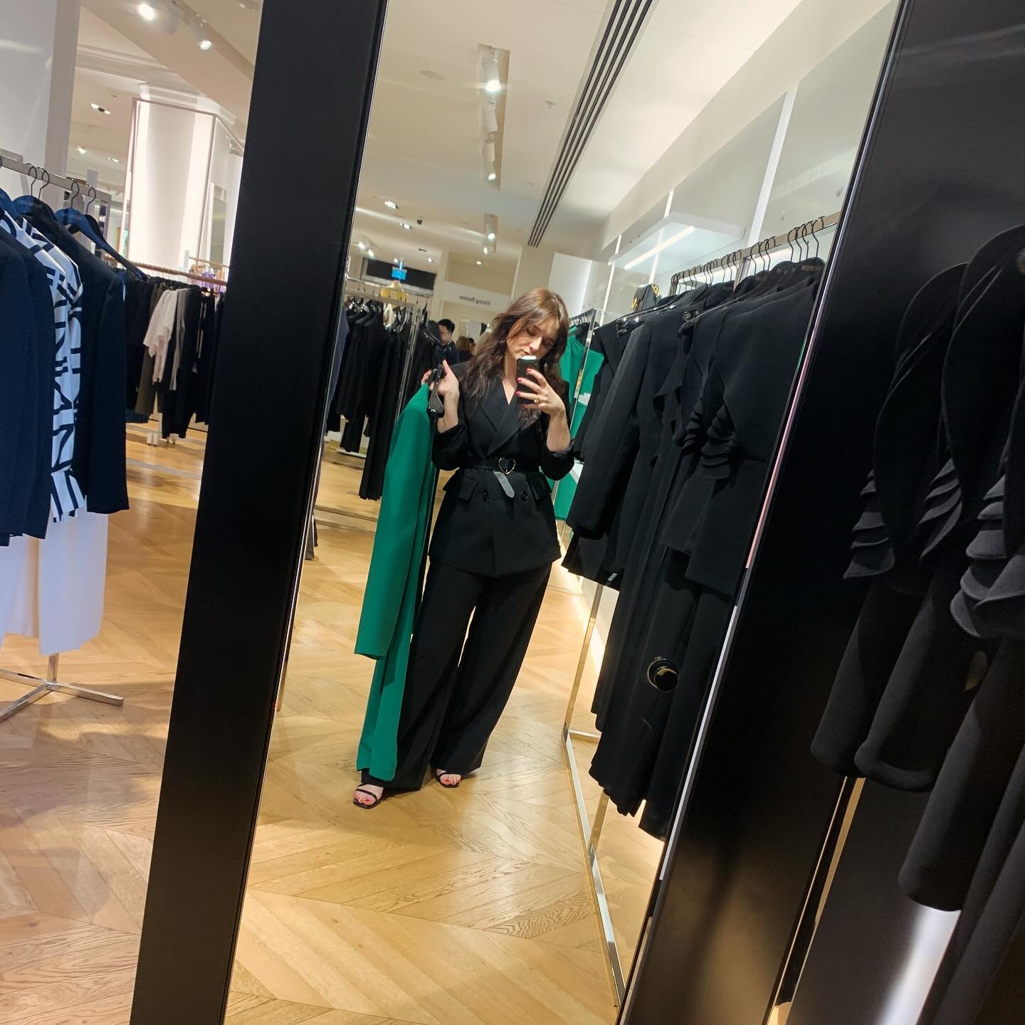 Power suit shopping in a power suit 😍😍😍 
&bull;
&bull;
#powersuit #wardrobestyling #wardrobeessentials #sydneyfashionstylist #personalshopping #workfromanywhere #effortlessstyle #sydneyfashion #pittstreetmall #australianblogger #personalstylist #o