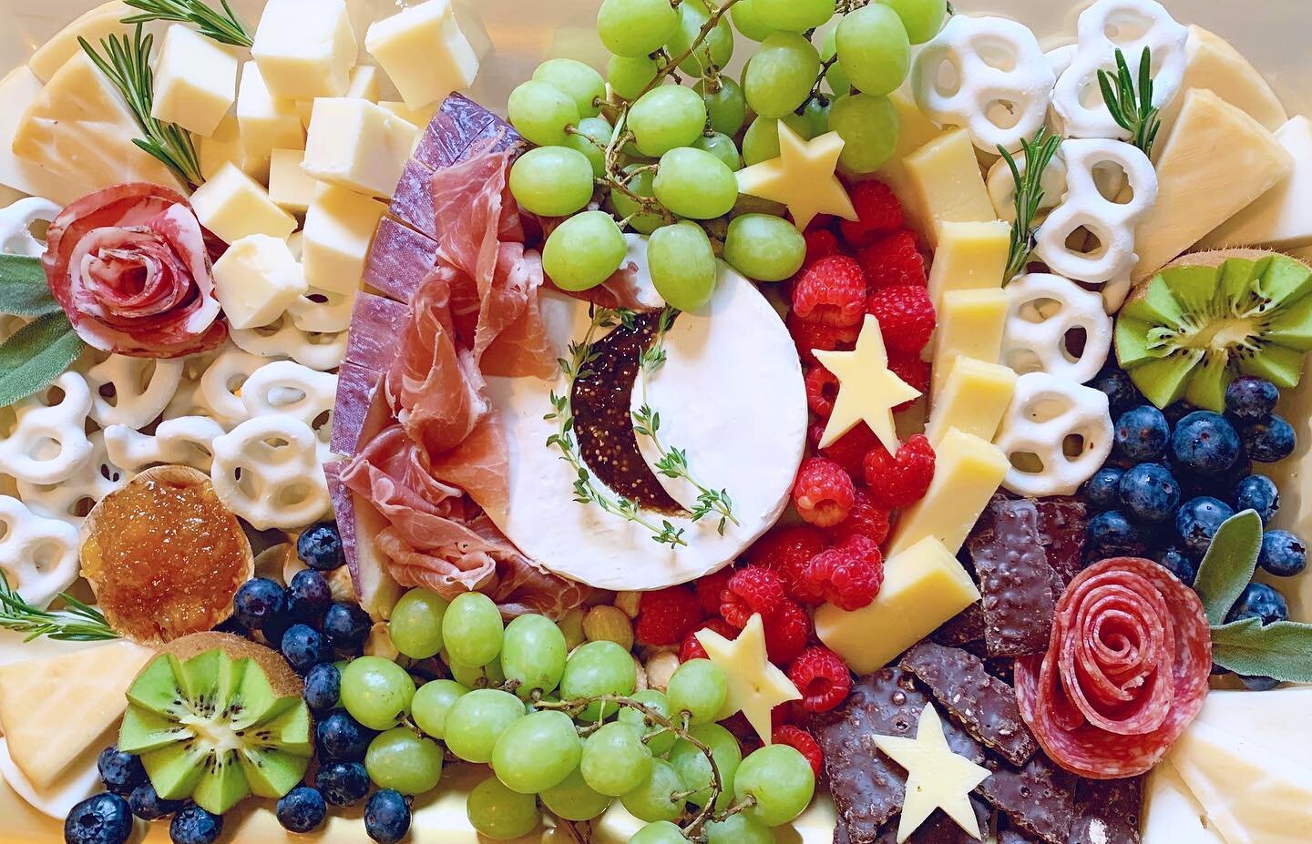 You want charcuterie boards? Cheese Garden has them! We are so excited to partner with Cheese Garden to customize beautiful grazing boards for your picnics! 🍇🧀
