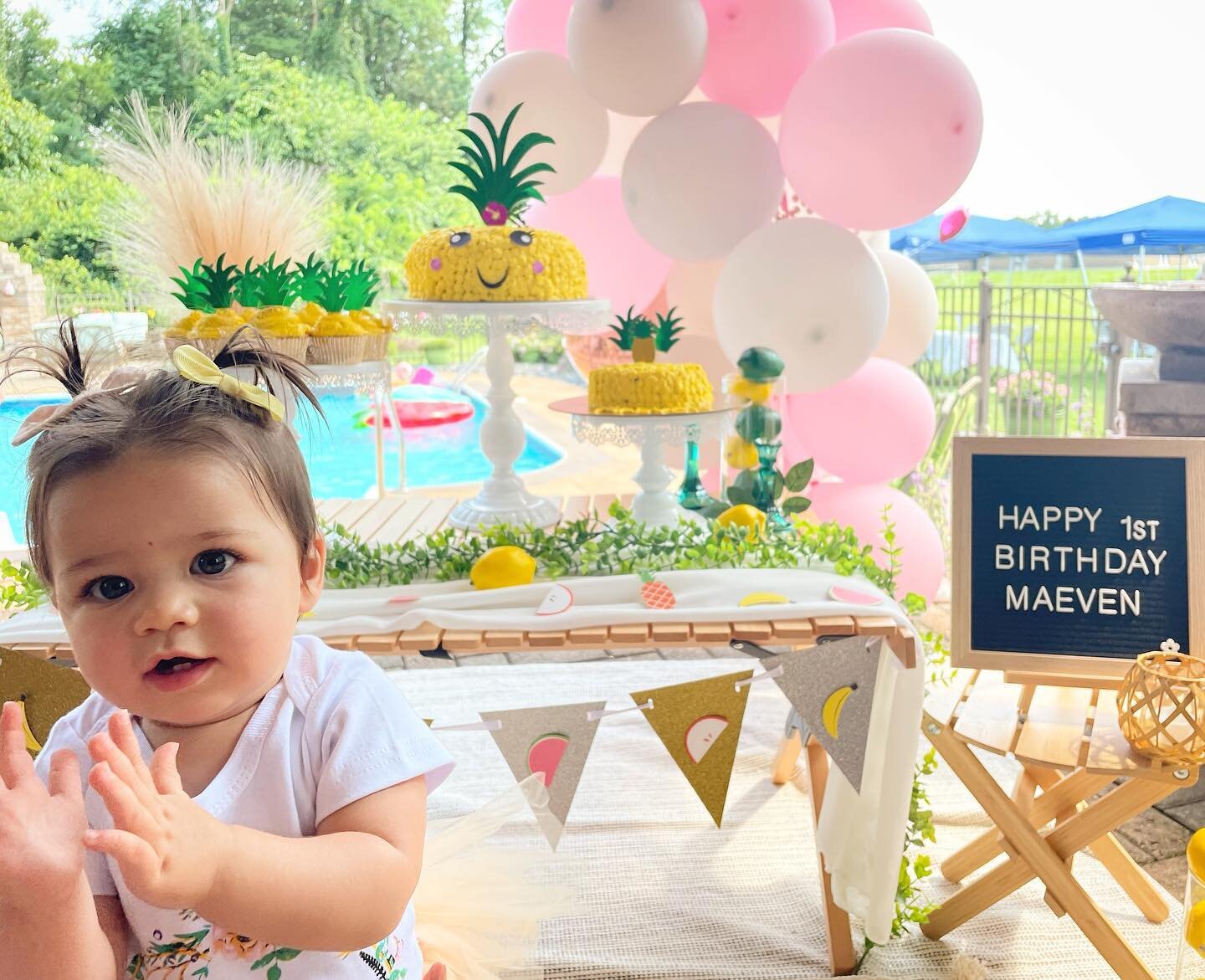 When you&rsquo;re cute and you know it clap your hands! Happy birthday to sweet baby Maeven who turned 1 this weekend! We hope you enjoyed your smash cake tablespread! 🎂

#babybirthdayparty #smashcake #smashcakephotoshoot #babylove #cutiepie #babies