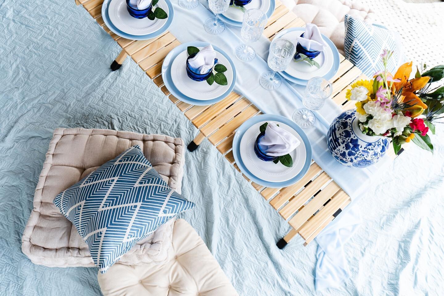 It&rsquo;s giving us calm, elegant realness. Our Royal Blue theme is now available to book! 💙 

📸: @thefernphotography 

#pinicsandchill #picnicparty #picnicthemes #picniccincinnati #cincypicnic #dayton #nky #royalblue #makeitblue #blueandbeautiful