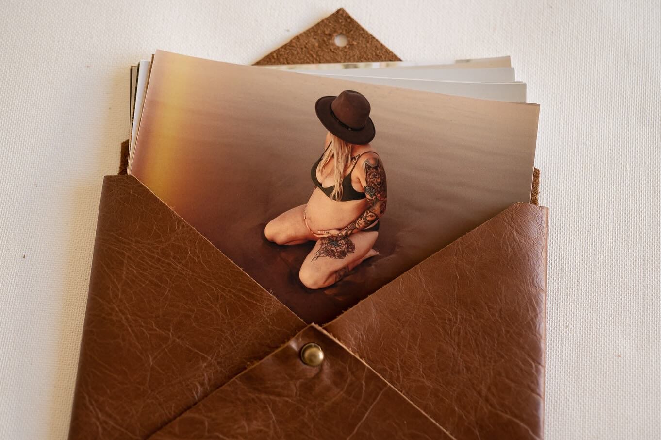 Matte art prints and our beautiful leather envelope 🤍
Printed and handmade at a high quality, Australian lab.
These products and more are available to all my clients, within their galleries ✨