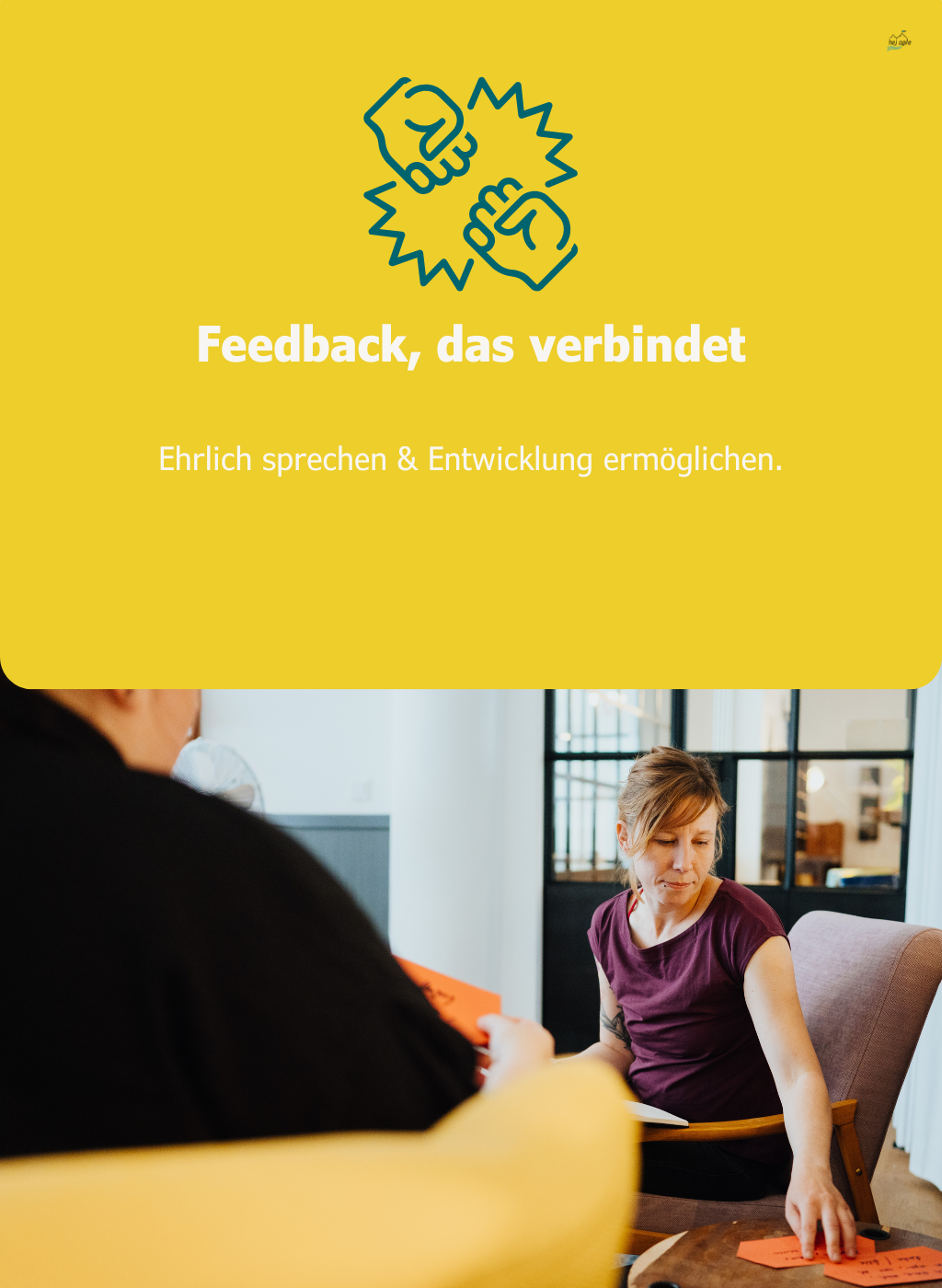 Personen sitzen sich im Workshop gegenüber und arbeiten mit Moderationskarten – Symbol für ehrliche Gespräche und verbindendes Feedback.