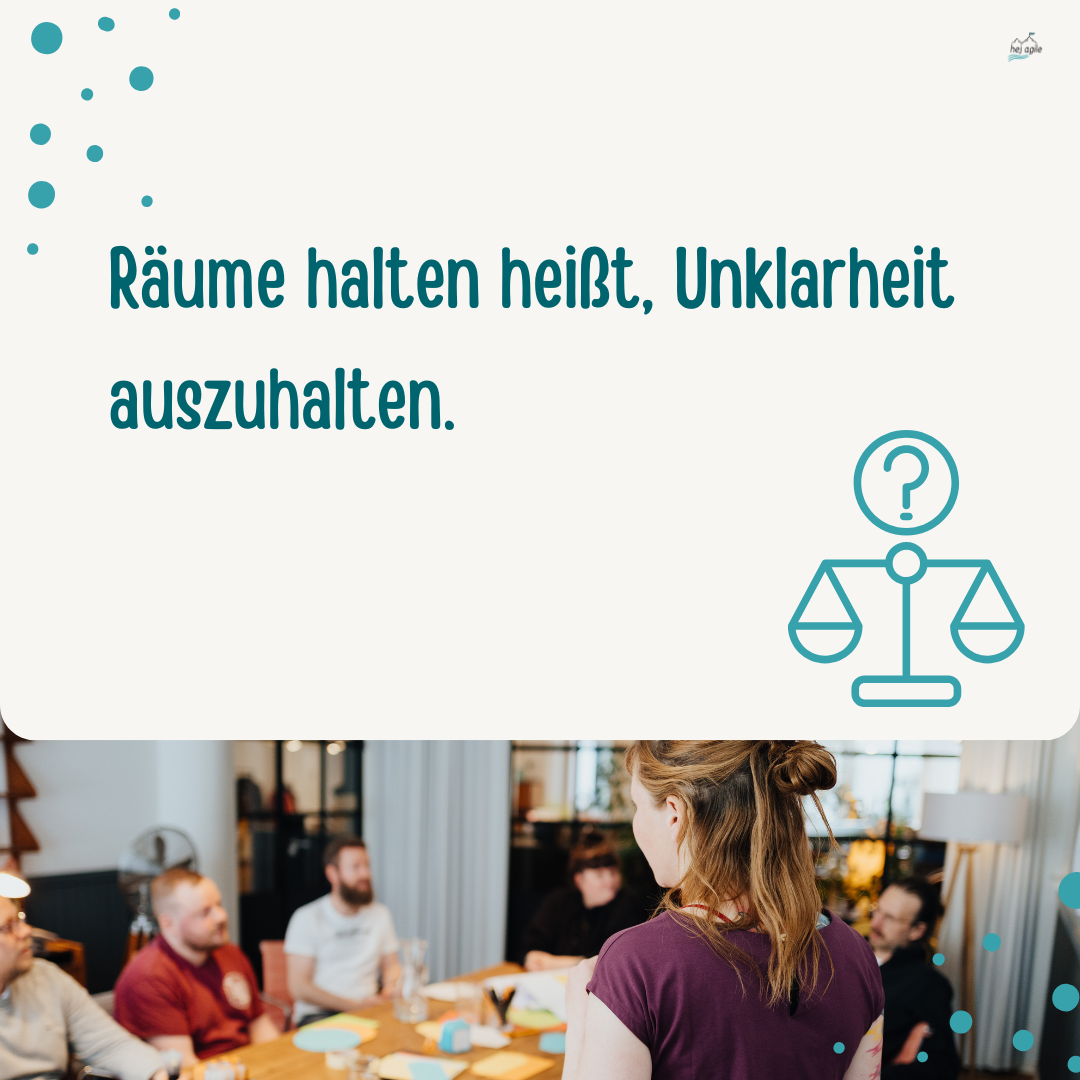 Grafik mit dem Text „Räume halten heißt, Unklarheit auszuhalten.“ und einem Waage-Icon mit Fragezeichen. Darunter ein Foto einer Workshop-Situation mit einer stehenden Person vor einer sitzenden Gruppe.