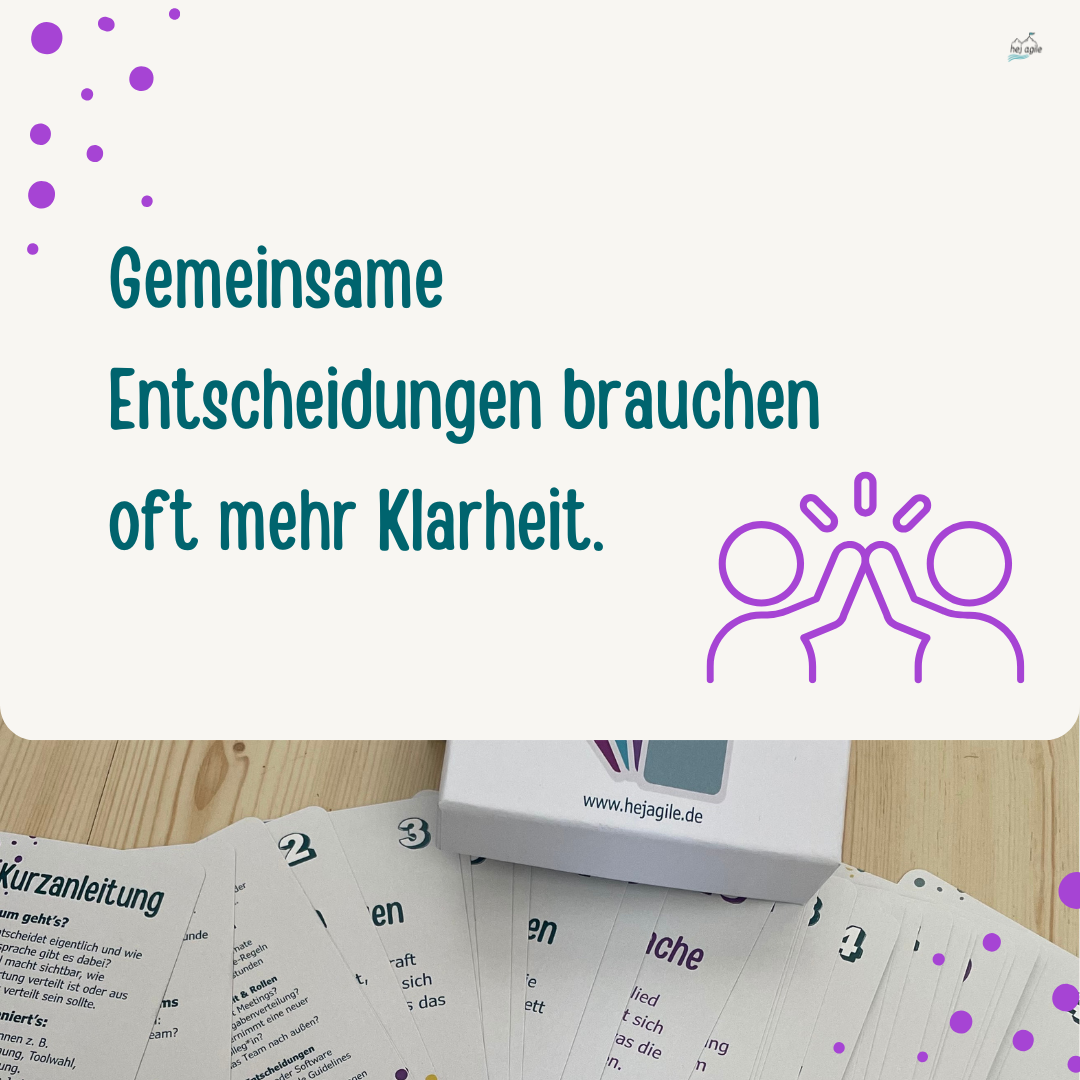 Karten des Entscheidungspokers liegen auf einem Holztisch. Darüber steht der Satz: „Gemeinsame Entscheidungen brauchen oft mehr Klarheit.“ in grüner Schrift mit violetten grafischen Akzenten und einem Icon zweier Personen, die sich abklatschen.