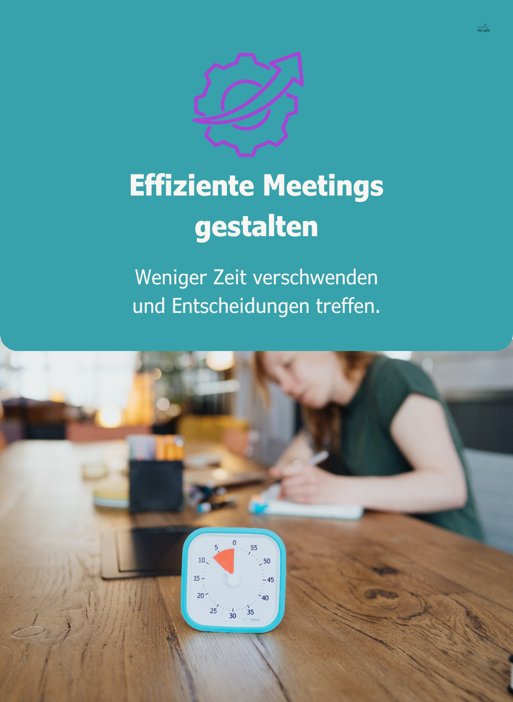 Ein Timer, Menschen bei einem Meeting, auf dem Tisch sind Schreibwaren und ein Laptop, im Hintergrund eine Frau, die notiert.