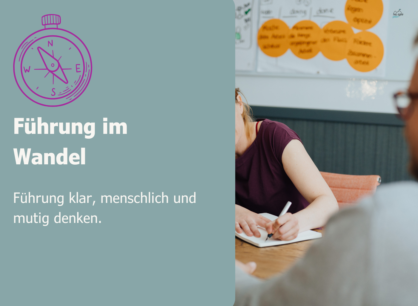 Person schreibt in ein Notizbuch während eines Gesprächs im Workshop-Setting – Symbol für reflektierte und menschliche Führung.