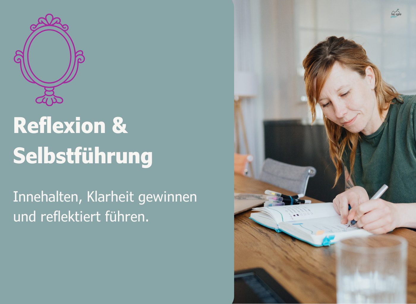 Person sitzt am Tisch und schreibt in ein offenes Notizbuch – Symbol für Innehalten, Selbstreflexion und bewusstes Führen.