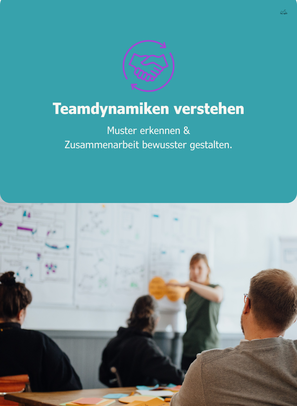Workshop-Szene mit einer Person, die am Flipchart steht und mit dem Team arbeitet – Symbol für das Erkennen von Mustern und bewusste Zusammenarbeit.