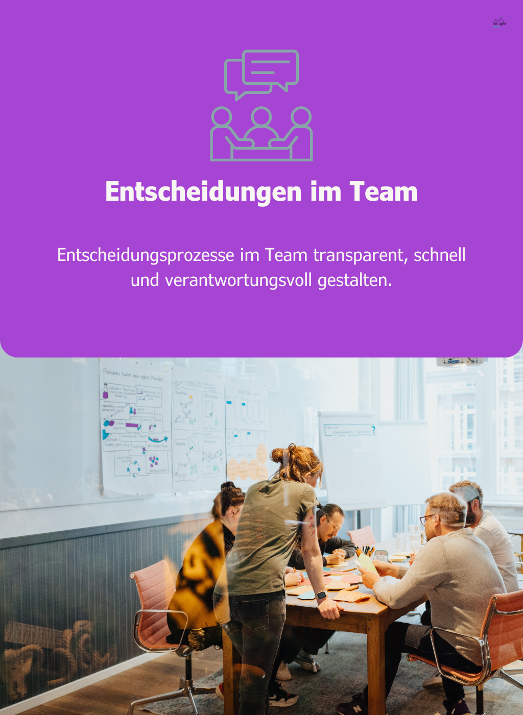 Grafik mit lila Hintergrund und der Überschrift „Entscheidungen im Team“, darunter ein Foto einer Gruppe, die an einem Tisch sitzt und gemeinsam mit Moderationsmaterialien arbeitet.