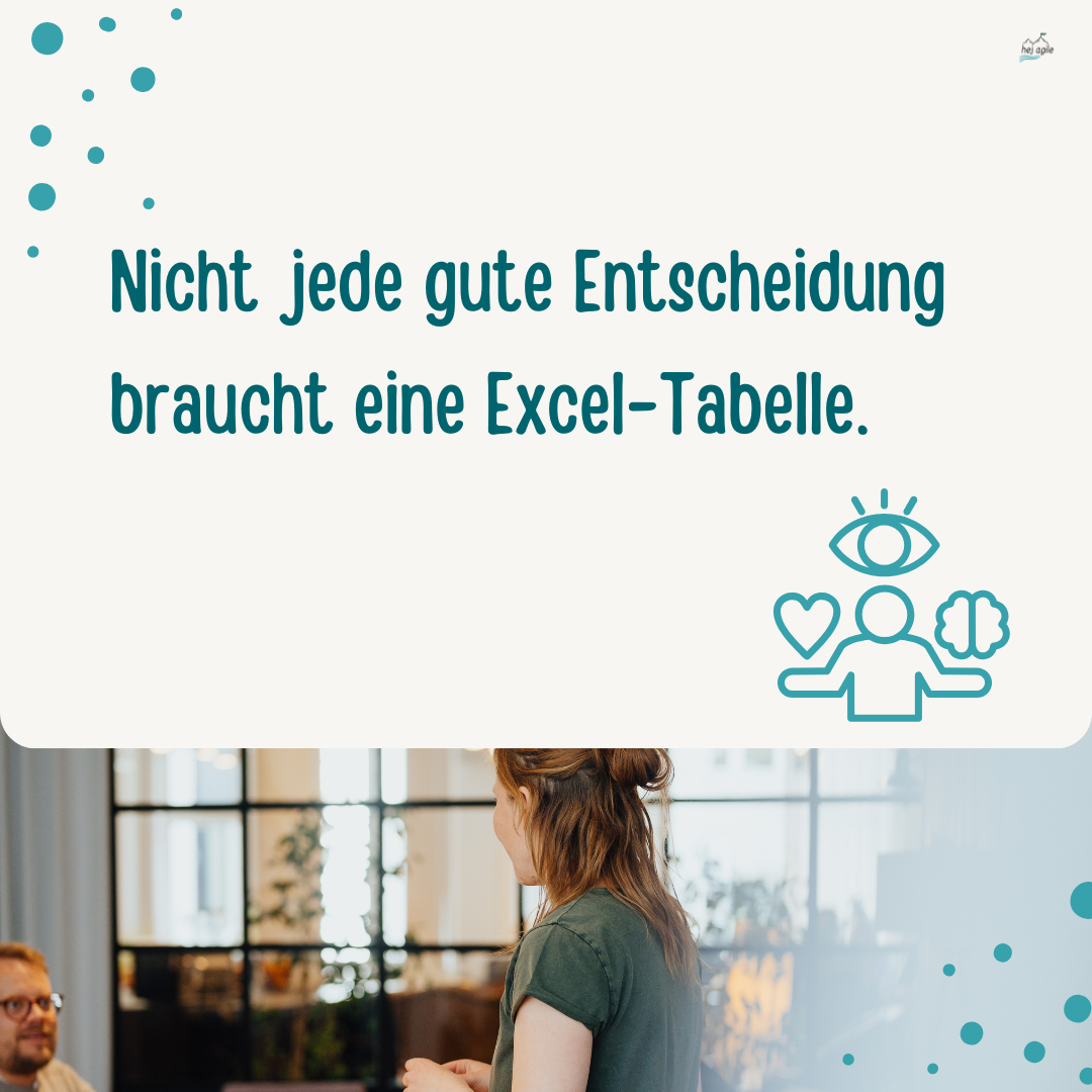Frau spricht im Meetingraum. Text: „Nicht jede gute Entscheidung braucht eine Excel-Tabelle.“