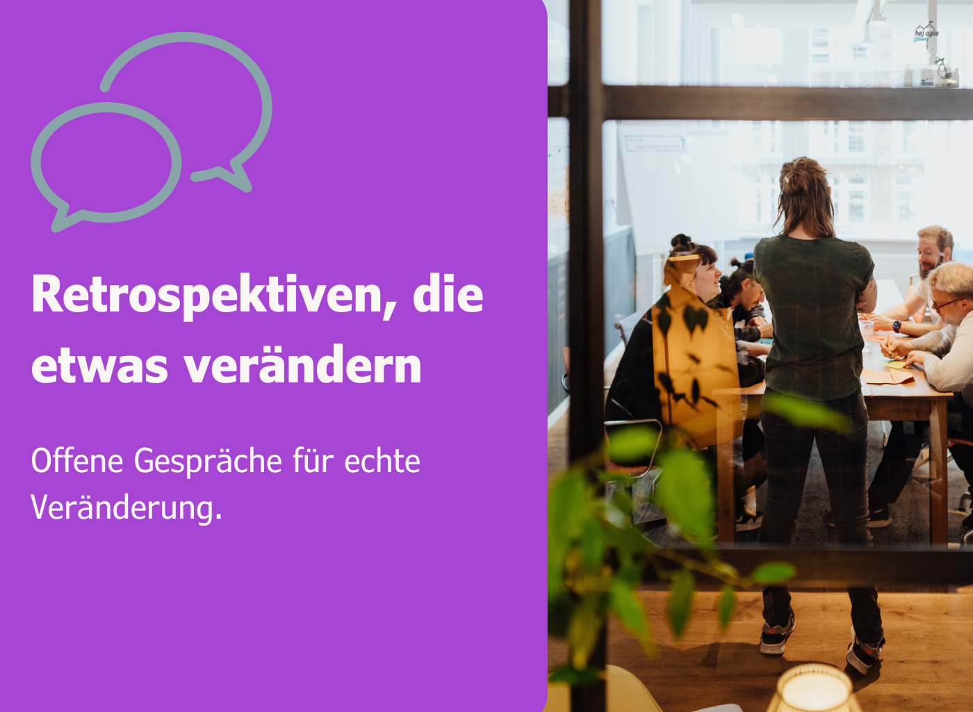 Workshop-Gruppe sitzt an einem Tisch, sichtbar durch eine Glaswand – Symbol für offene Gespräche und Reflexion.