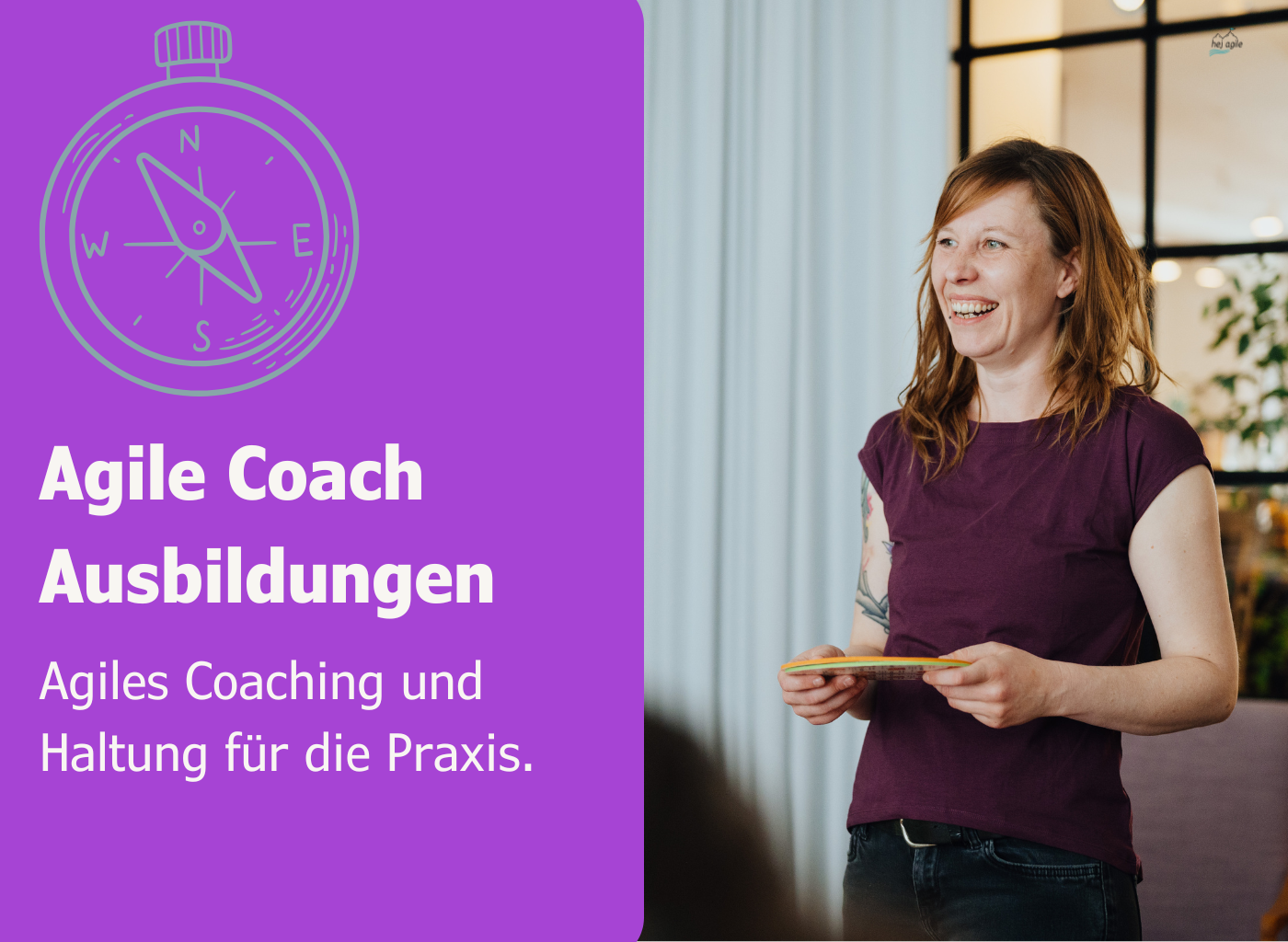 Lächelnde Frau steht vor einer Gruppe und hält ein Kärtchen in der Hand; daneben steht auf lila Hintergrund „Agile Coach Ausbildungen – Agiles Coaching und Haltung für die Praxis“ mit einem gezeichneten Kompass als Symbol.